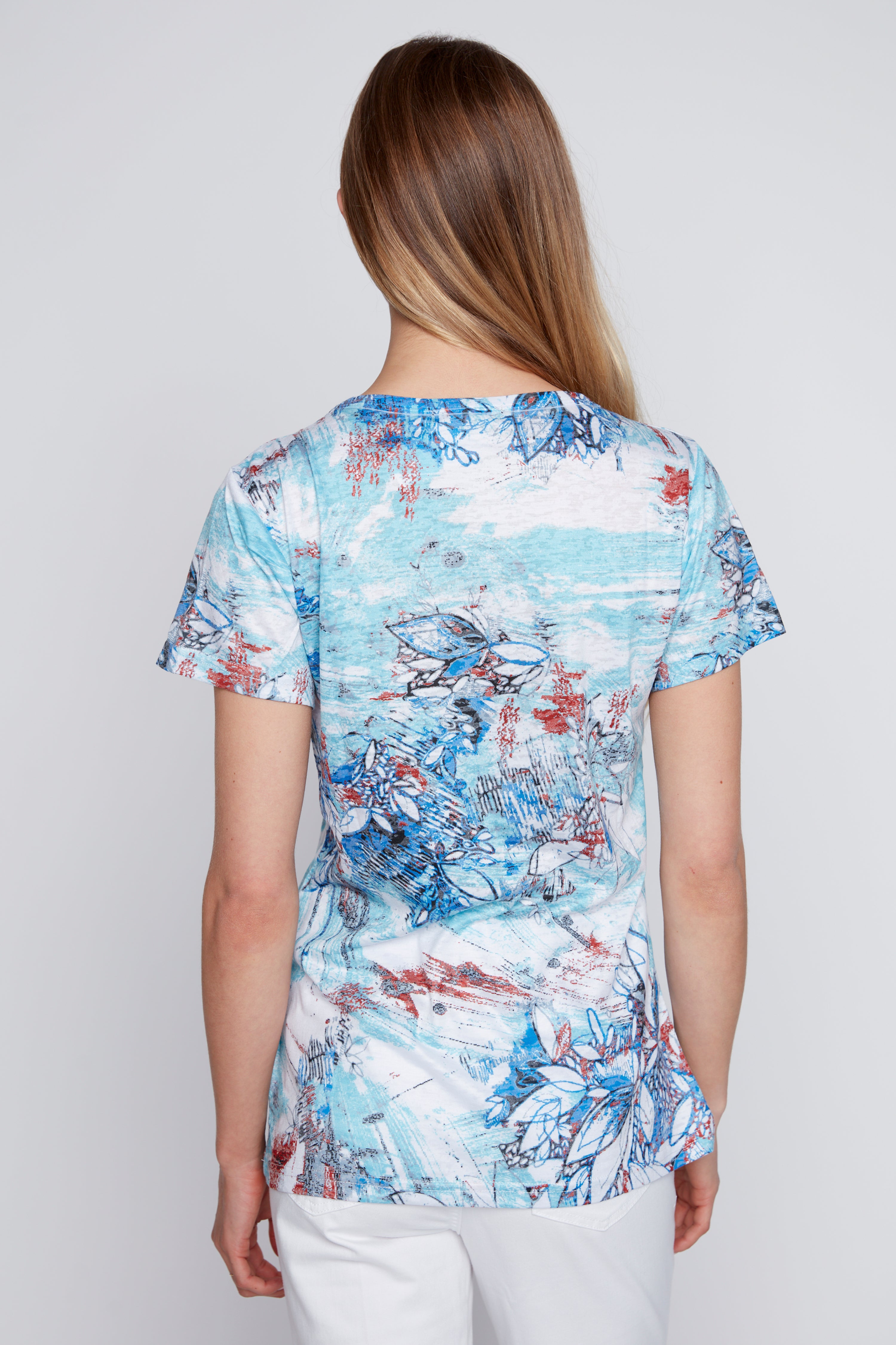 Le t-shirt à imprimé feuilles et fleurs dévoré