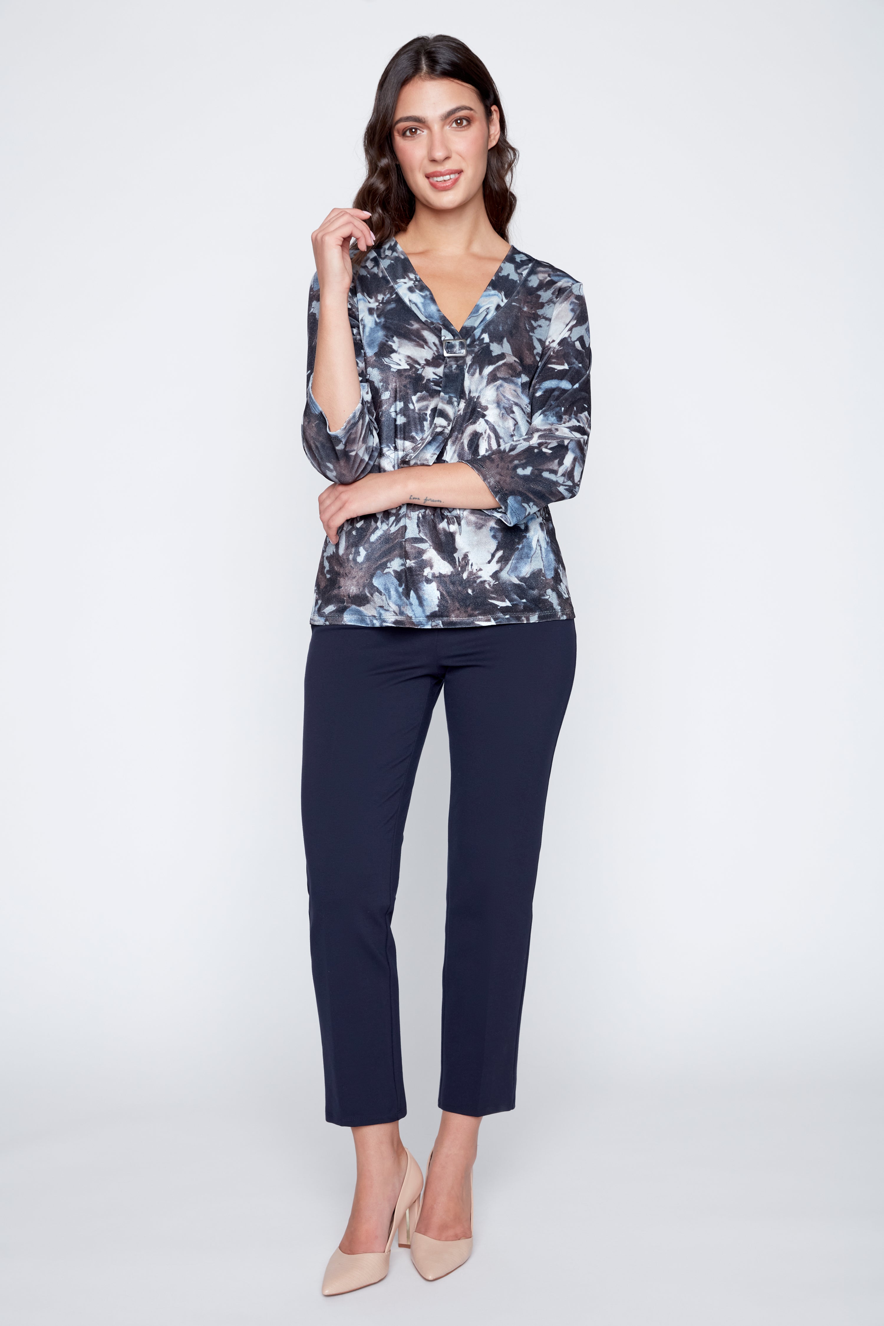 Le haut à paillettes à imprimé floral