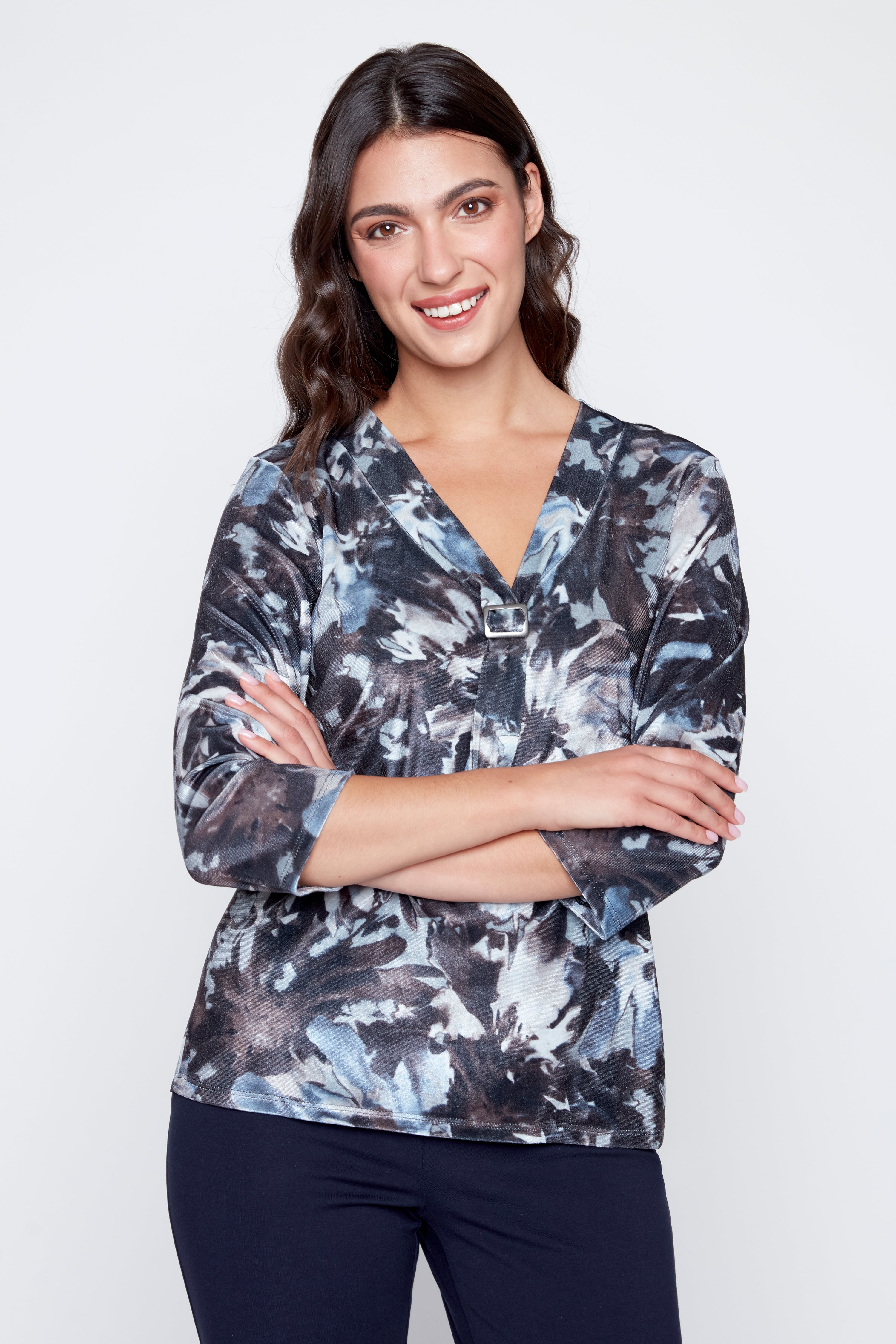 Le haut à paillettes à imprimé floral