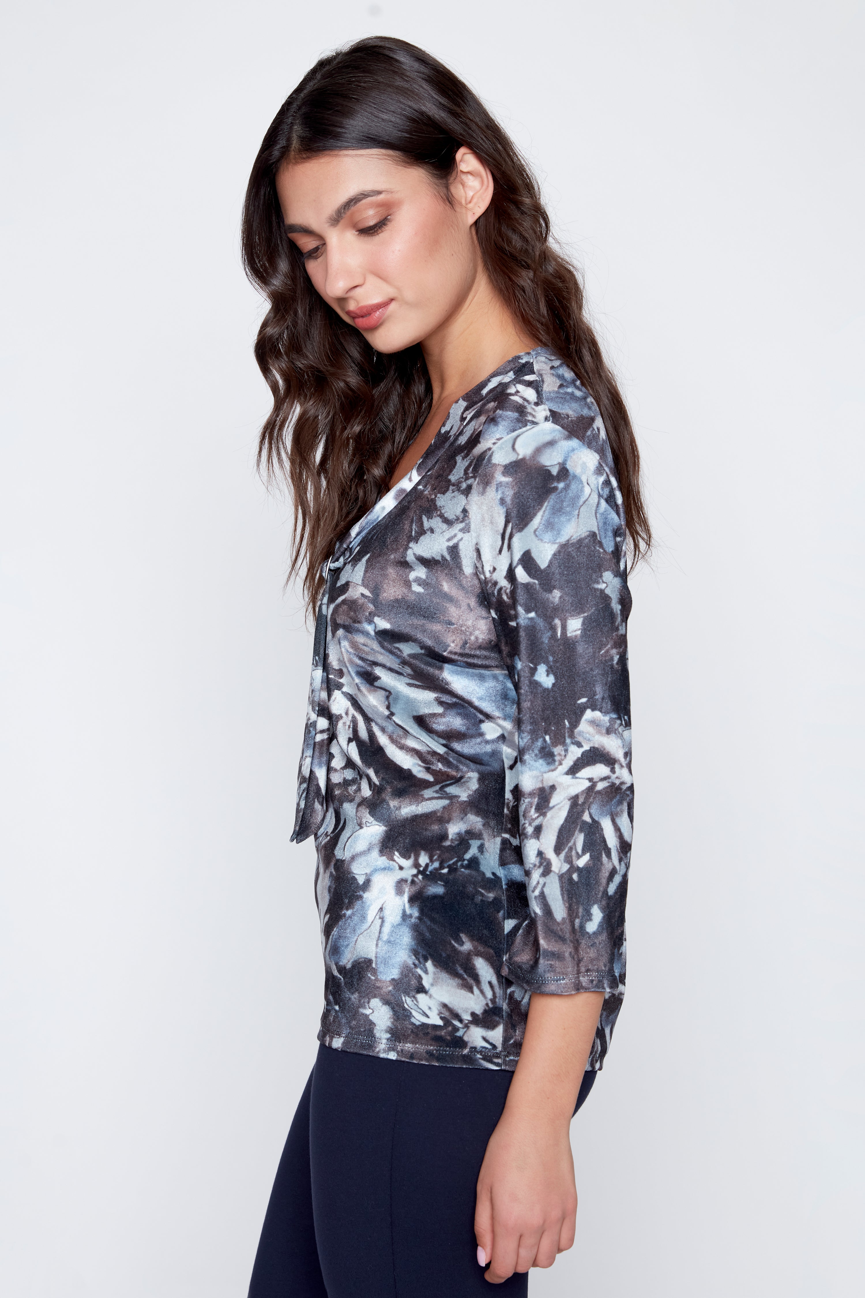 Le haut à paillettes à imprimé floral