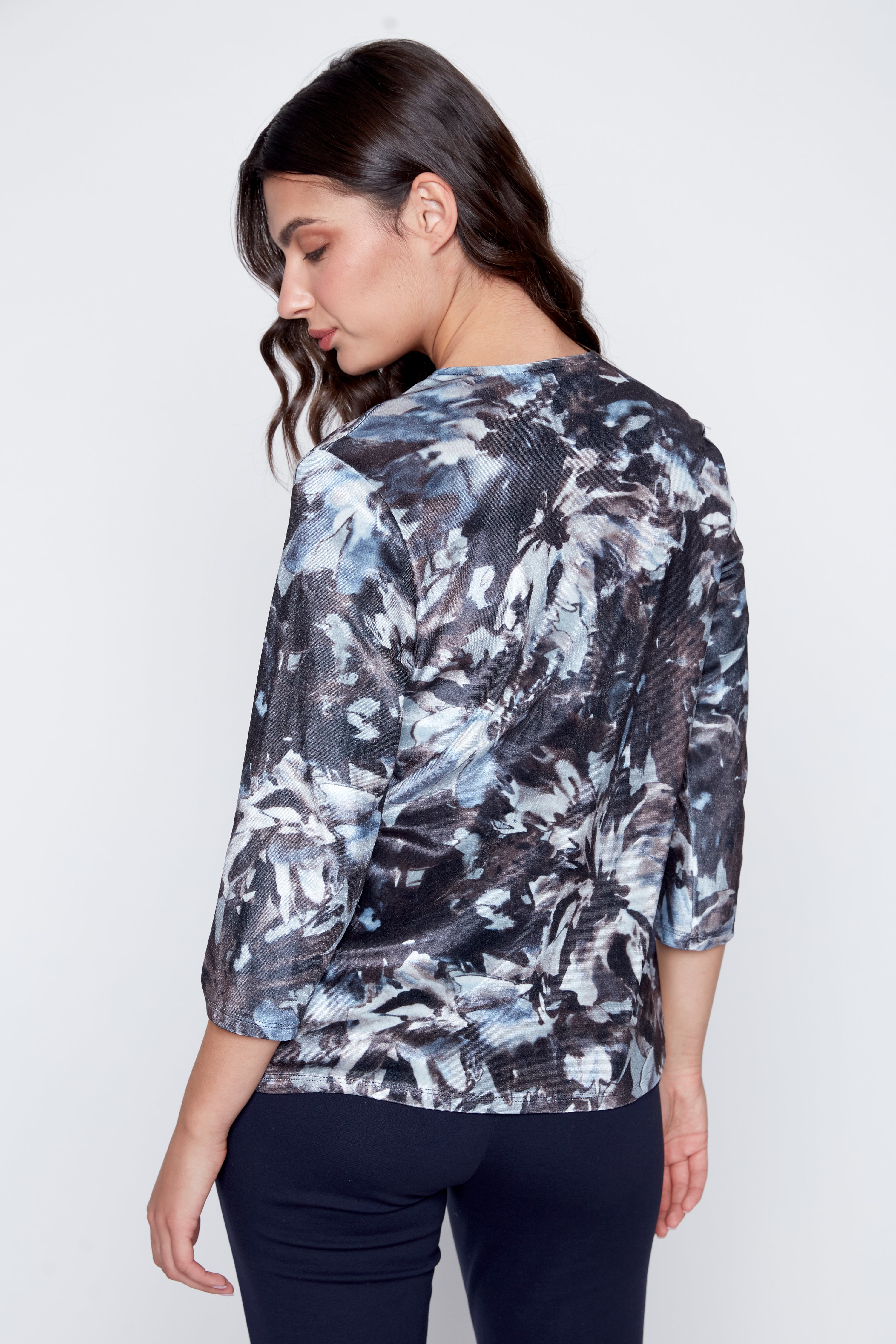 Le haut à paillettes à imprimé floral