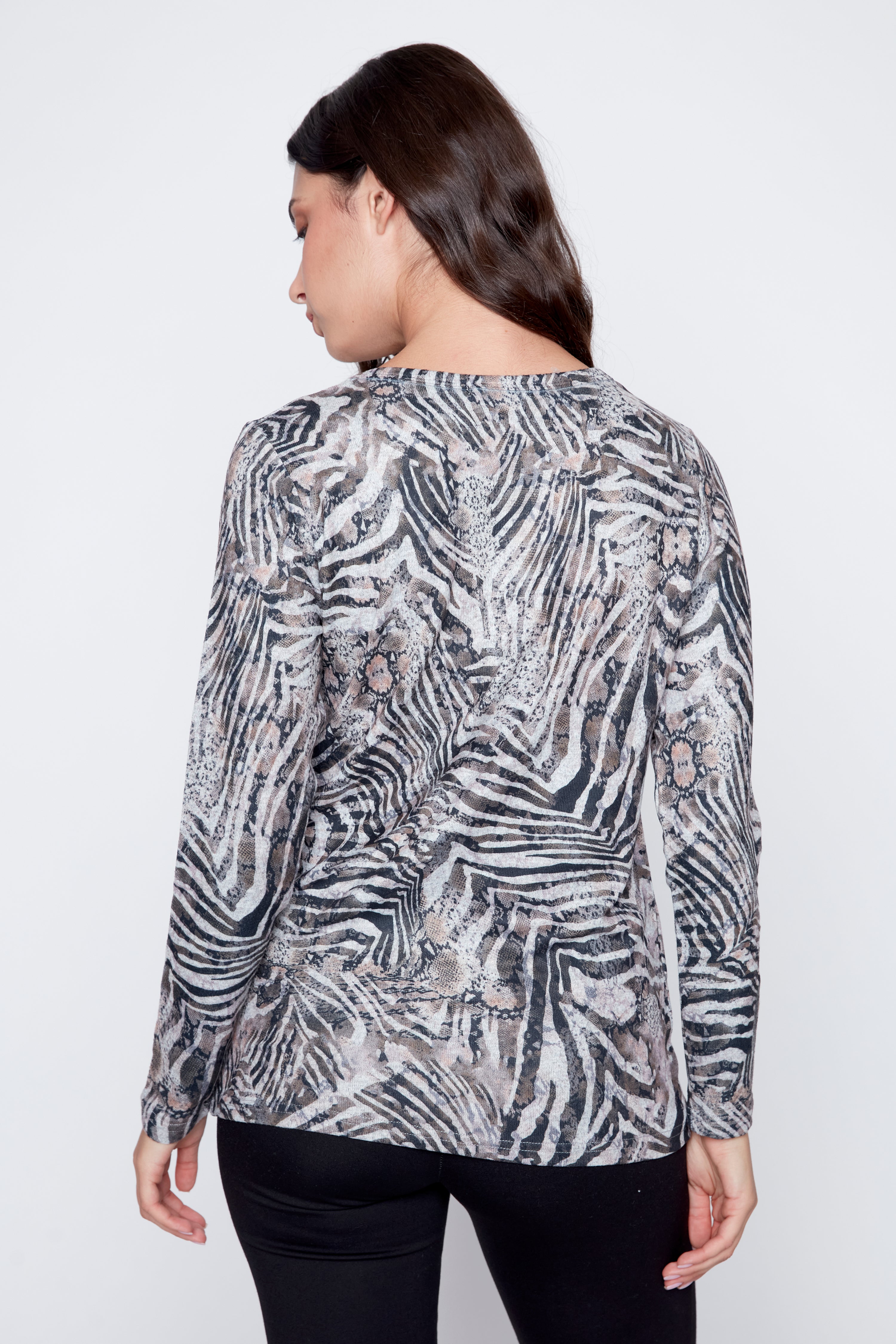 Le haut en tricot à imprimé zèbre et fleurs