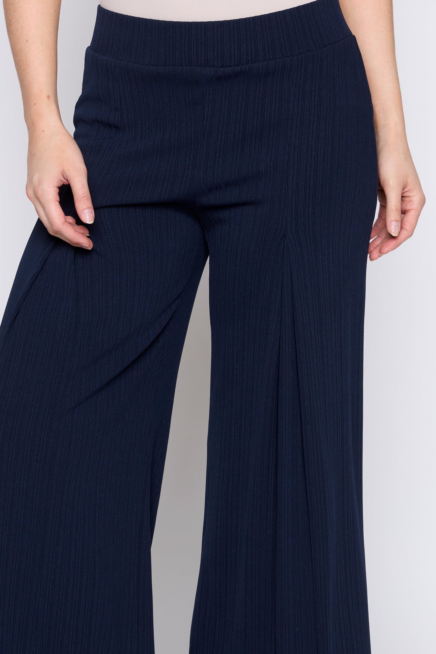 Le pantalon à jambes larges avec fente sur le devant