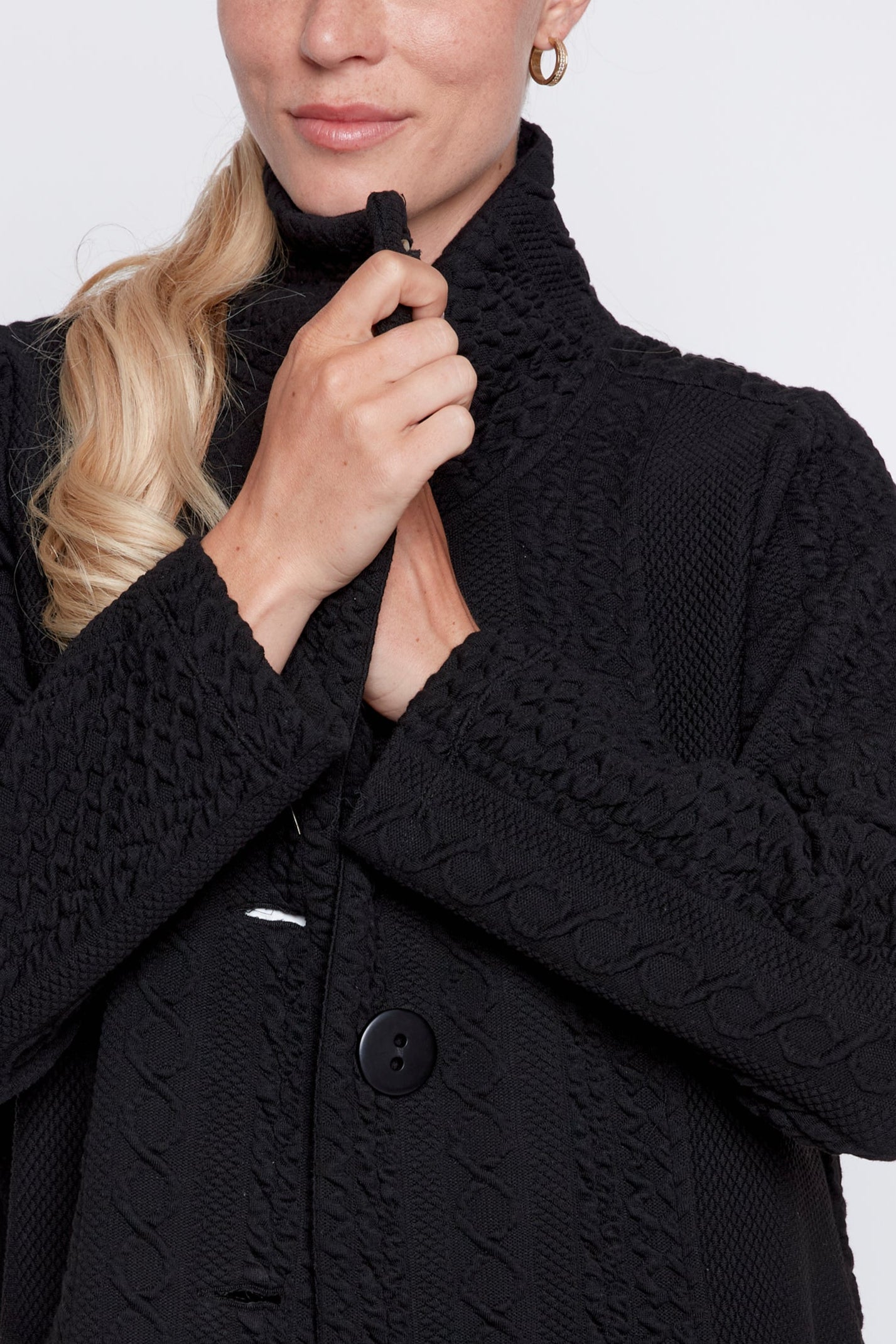Le manteau en jacquard torsadé