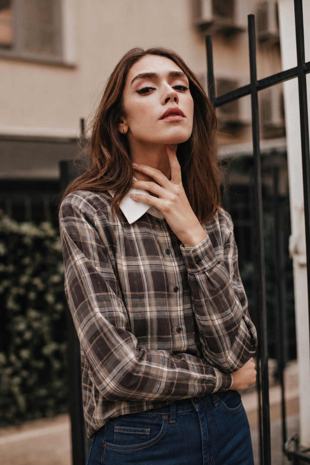 La blouse à carreaux avec détails en strass