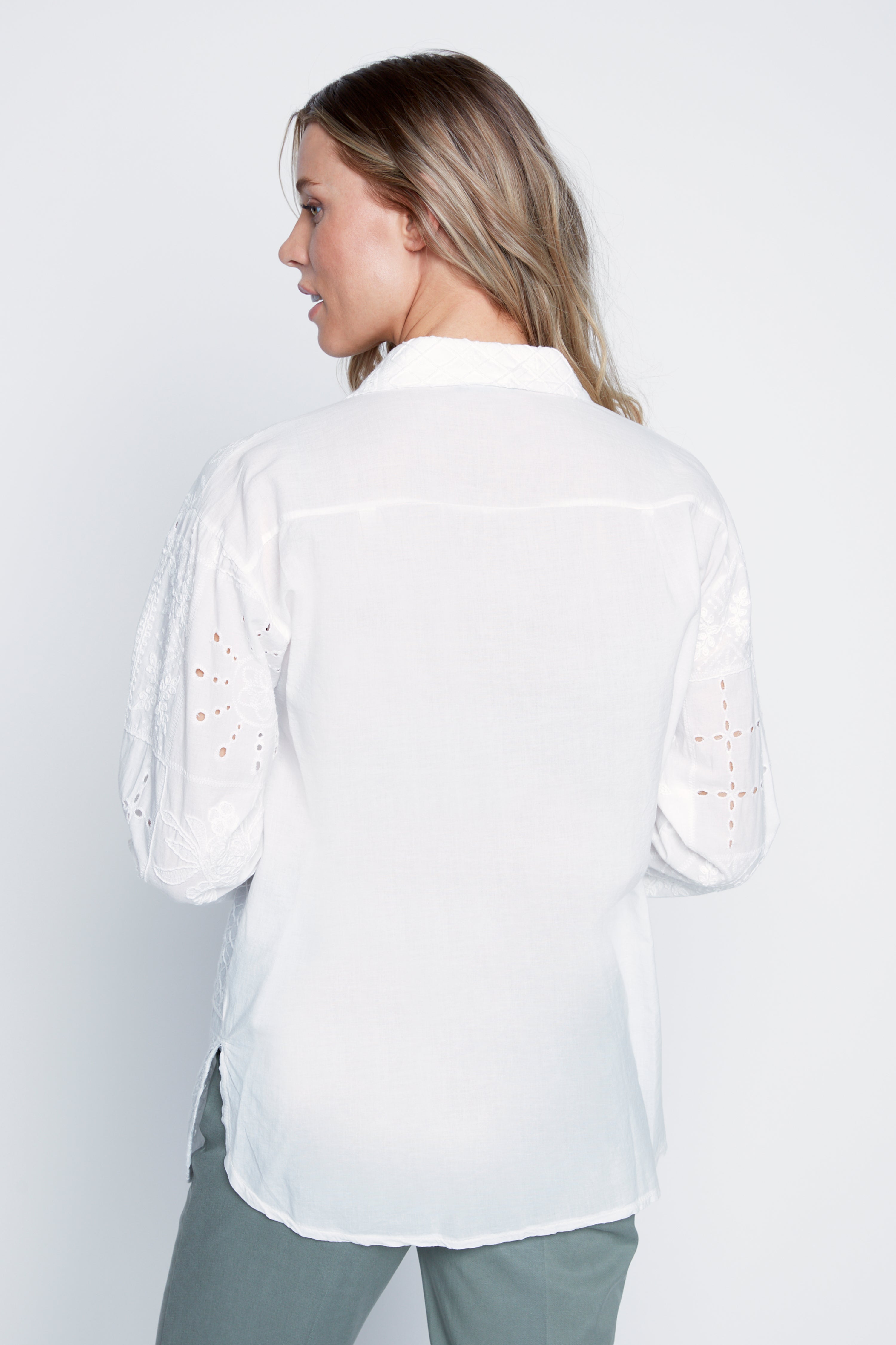 La blouse en coton brodée d'œillets