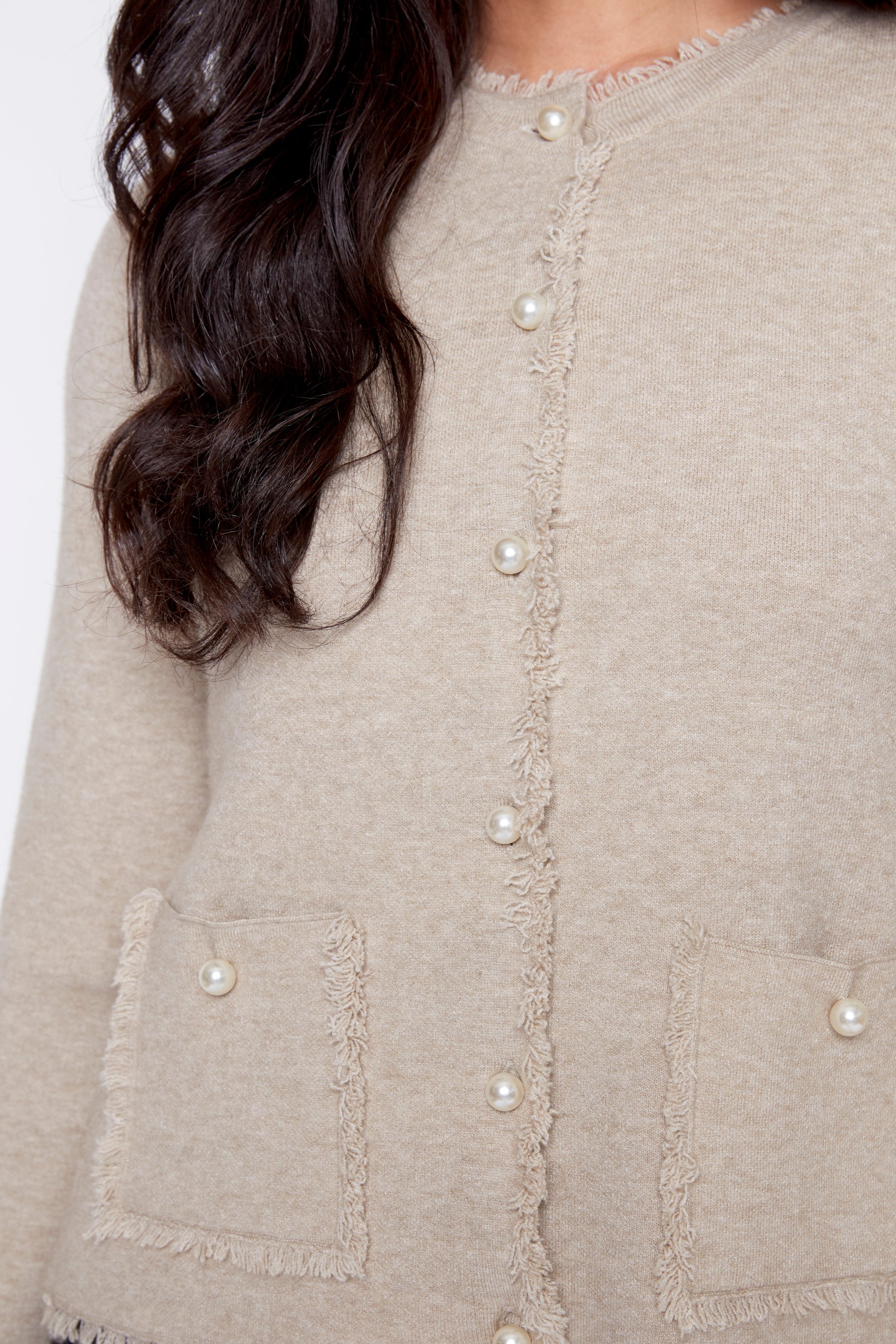 Le cardigan à bordures de perles et de franges