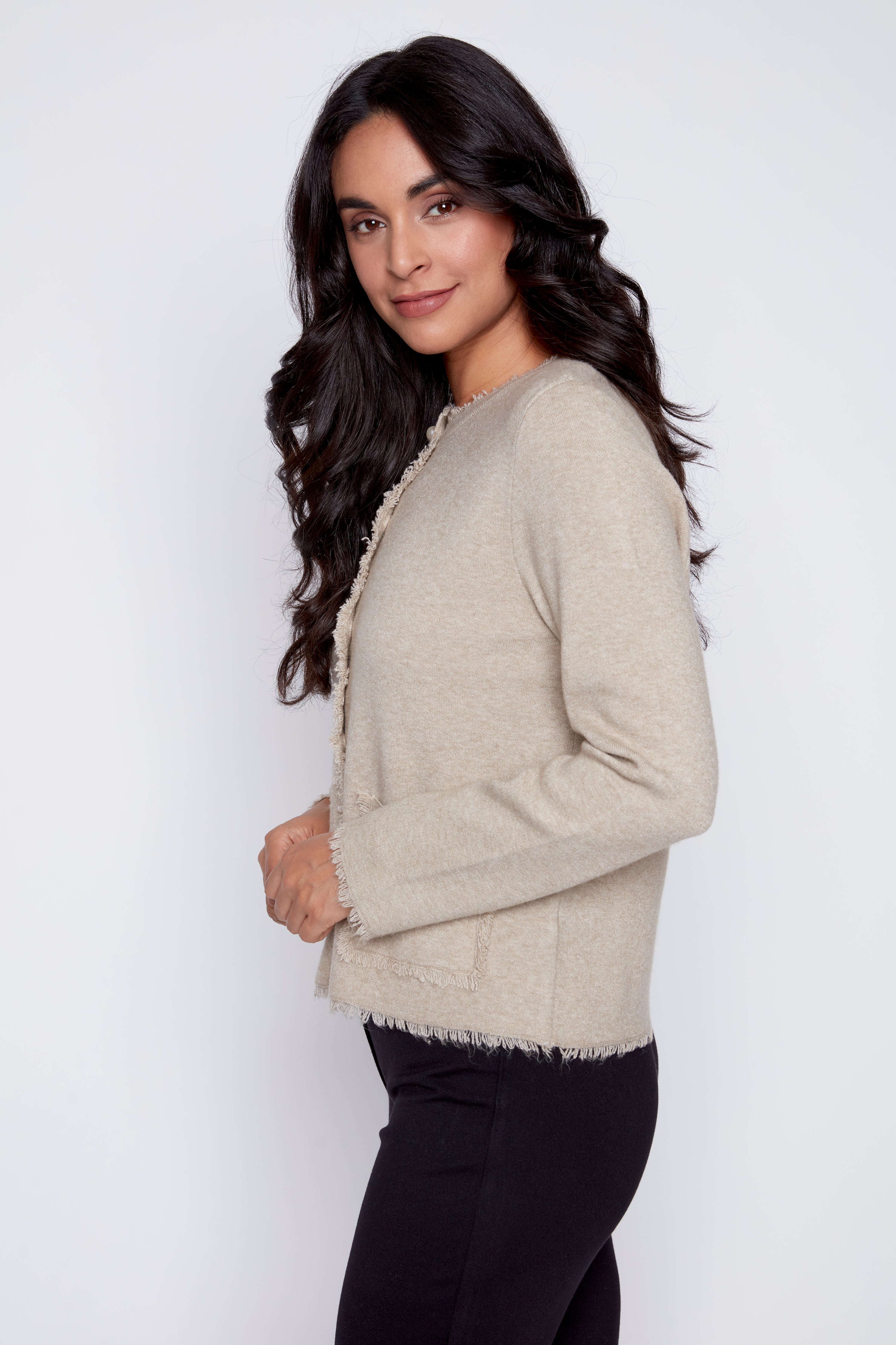 Le cardigan à bordures de perles et de franges