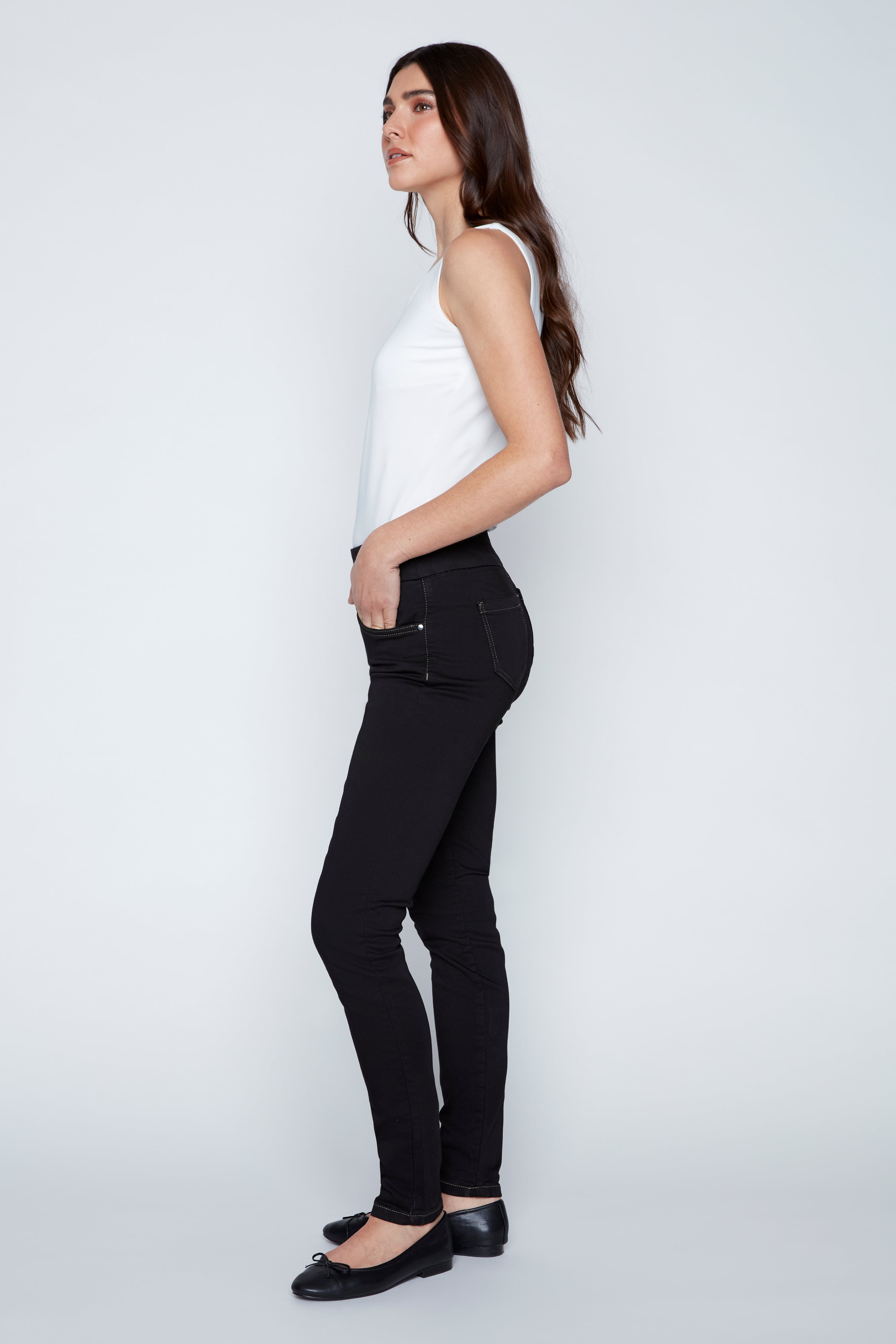 Le pantalon en denim à jambes étroite