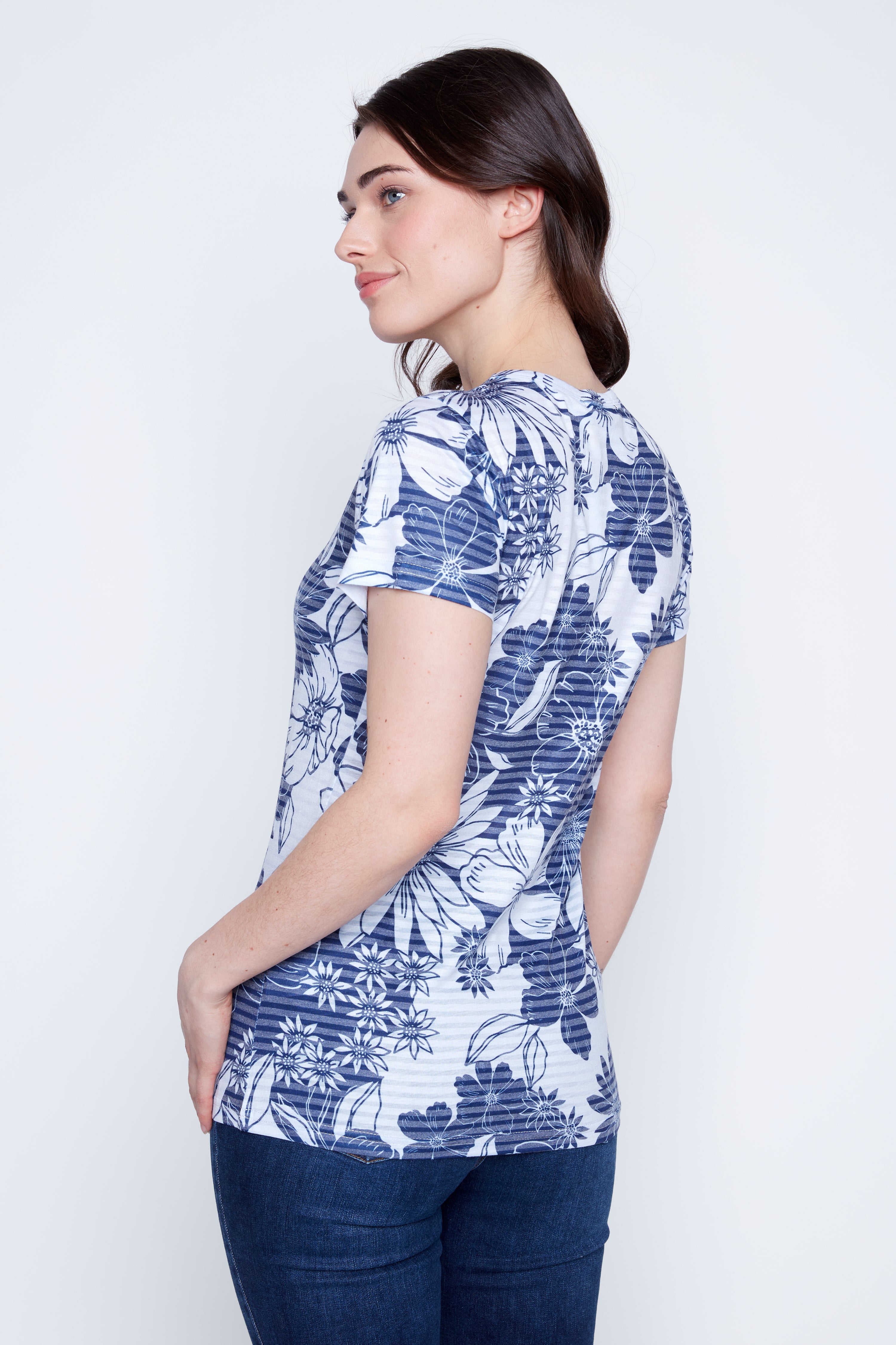 Le T-shirt à rayures florales