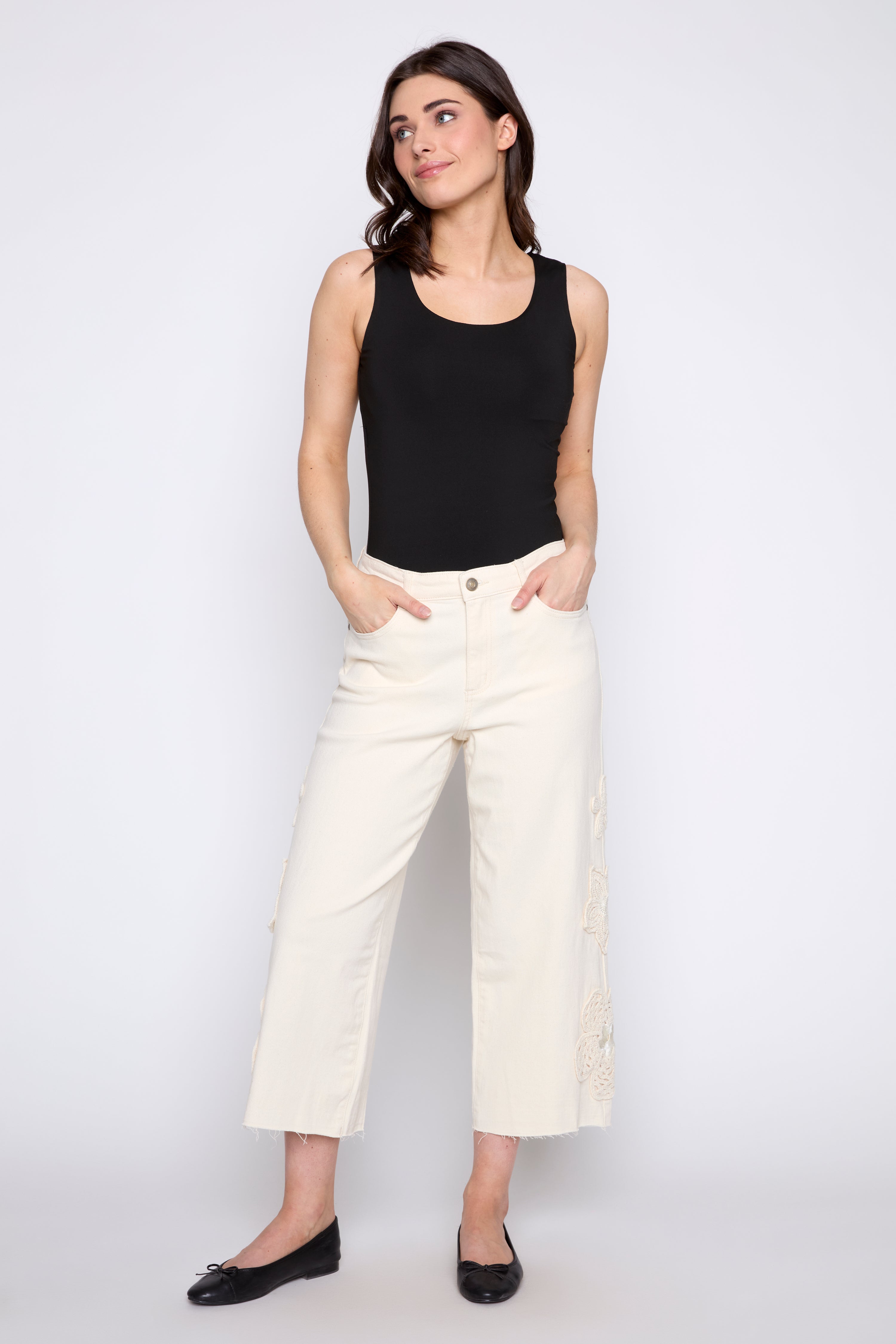 Le jean Audrey avec détail en crochet à fleurs