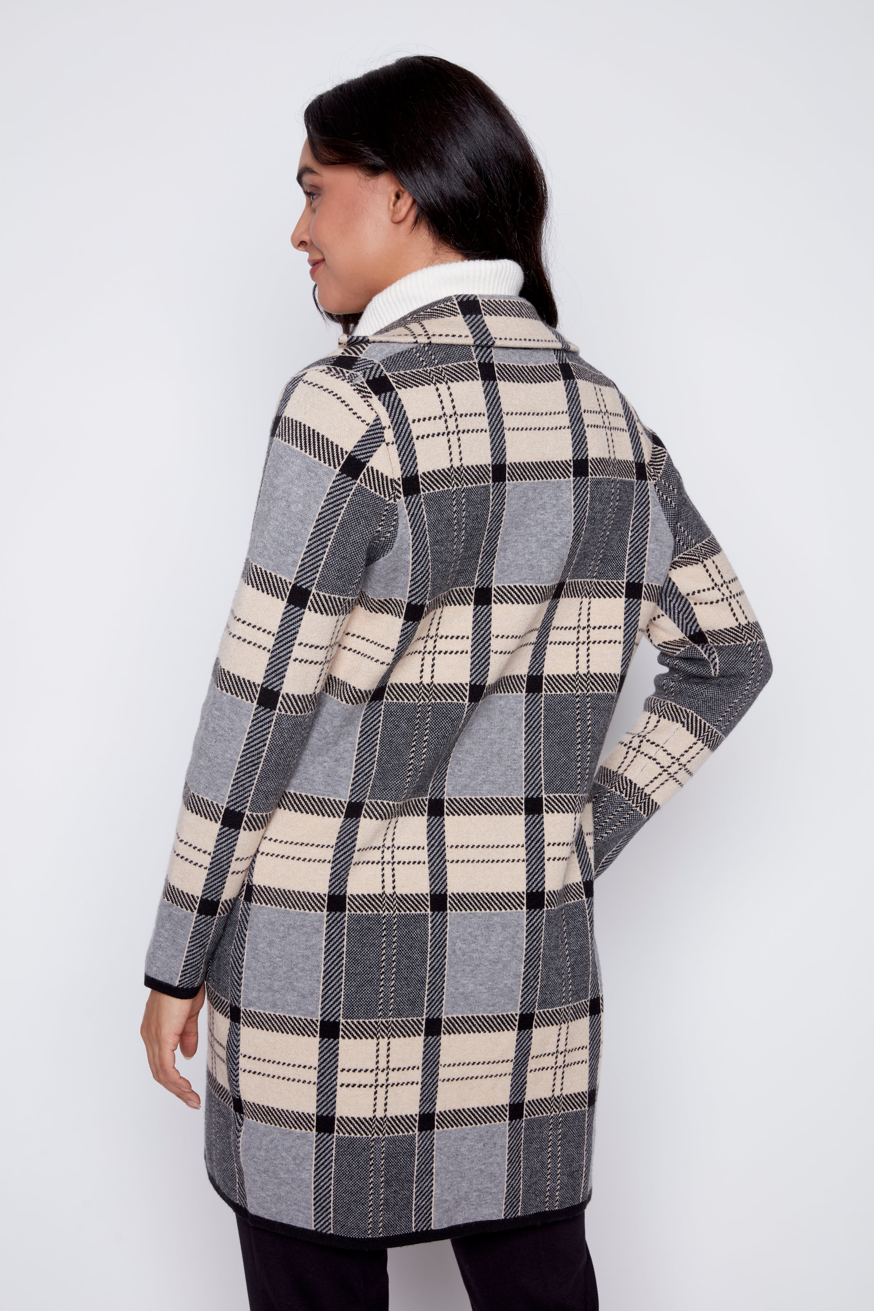Le manteau-cardigan à carreaux