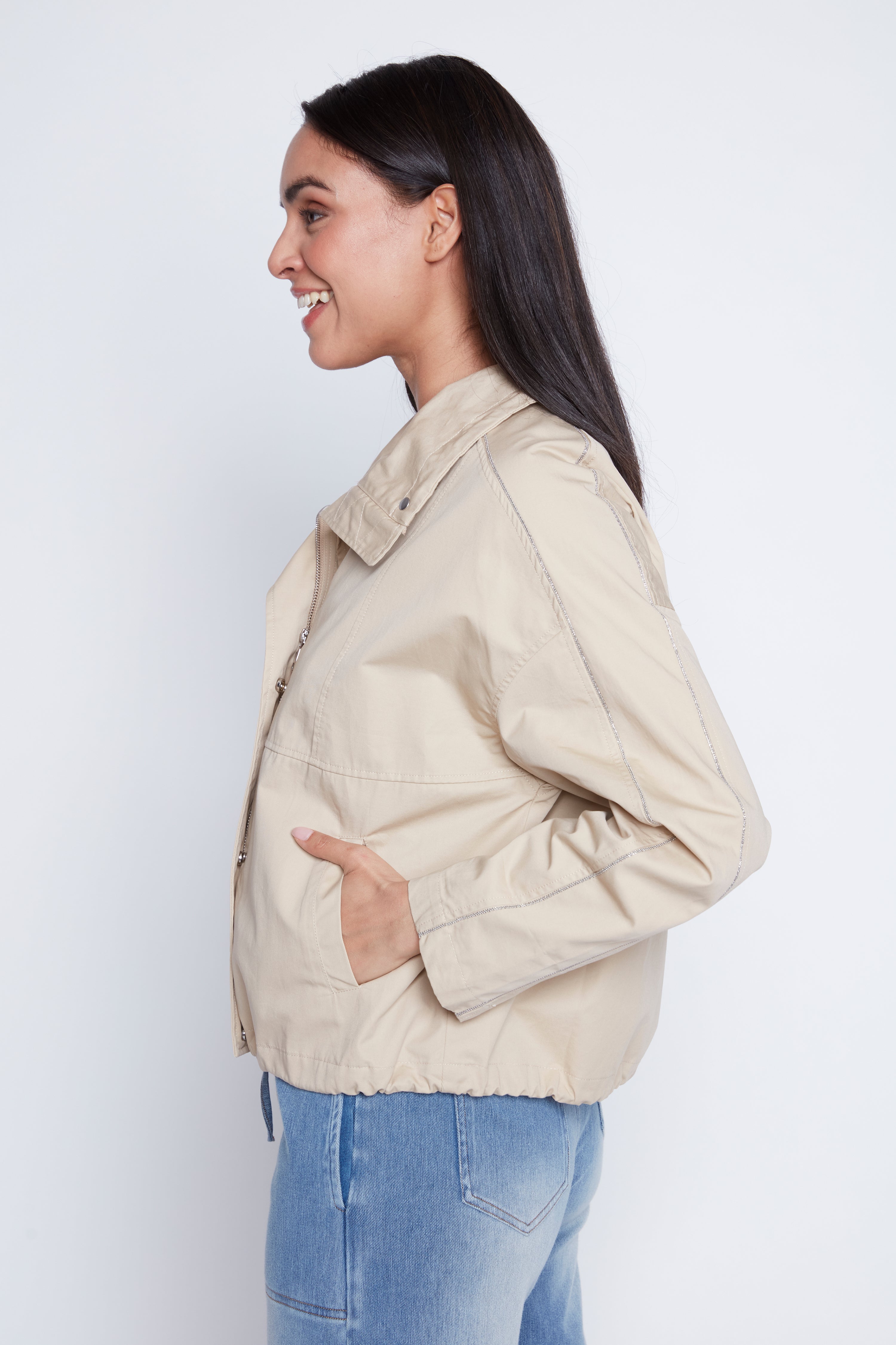 Le manteau zippé à col montant avec ourlet à cordon de serrage