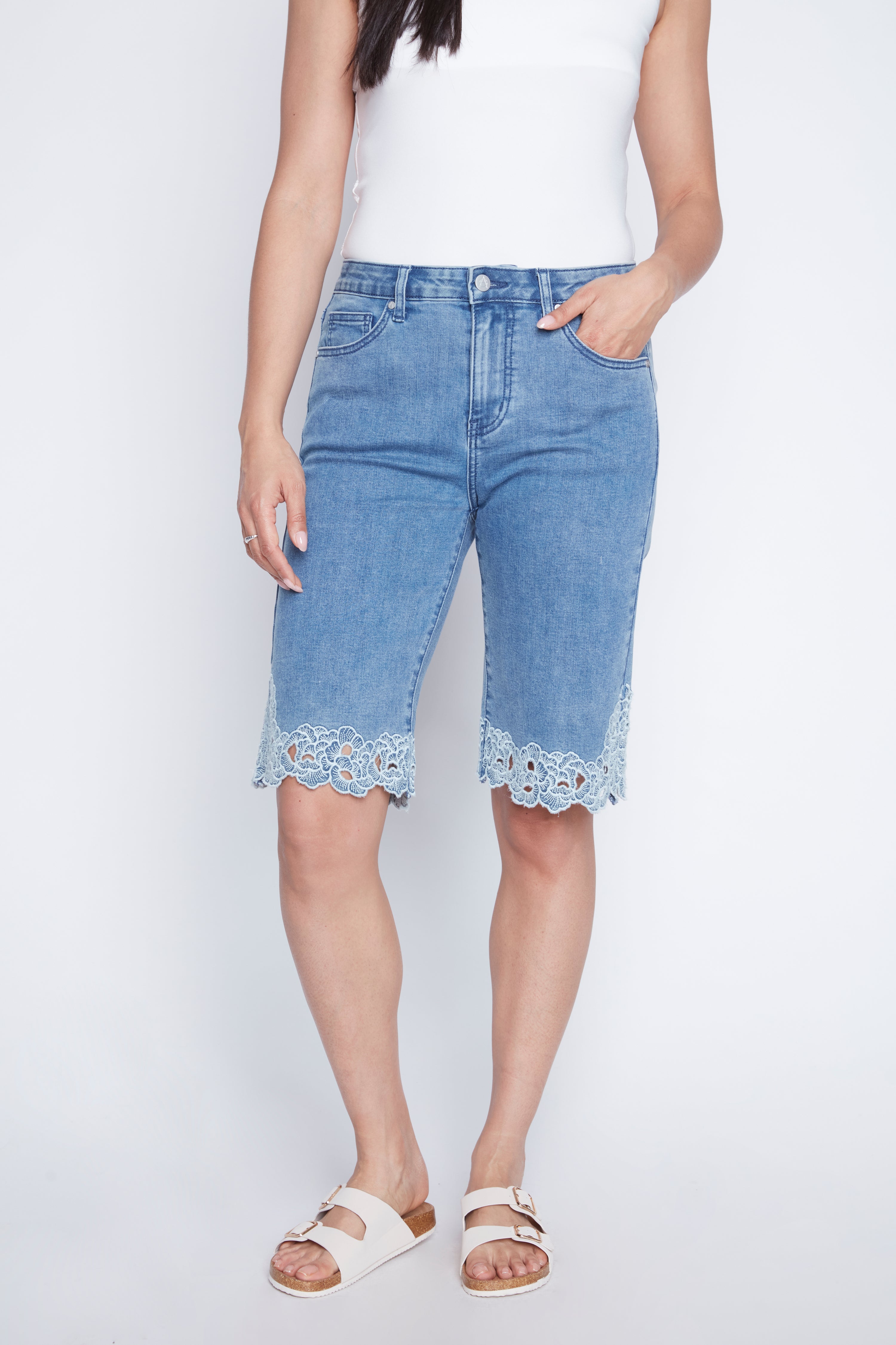 Le bermuda en denim avec détails brodés