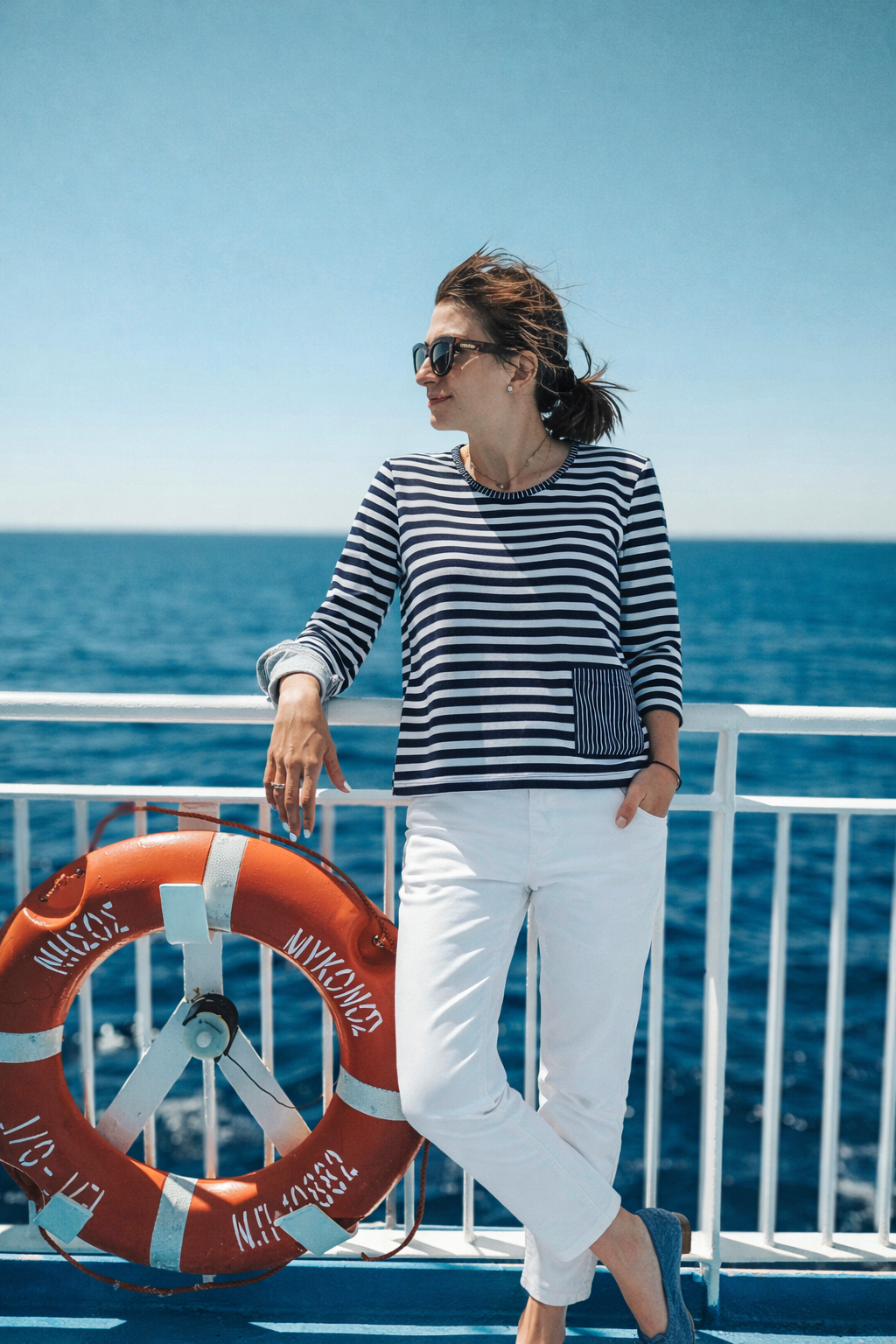 Le t-shirt à rayures blanches et marine en coton