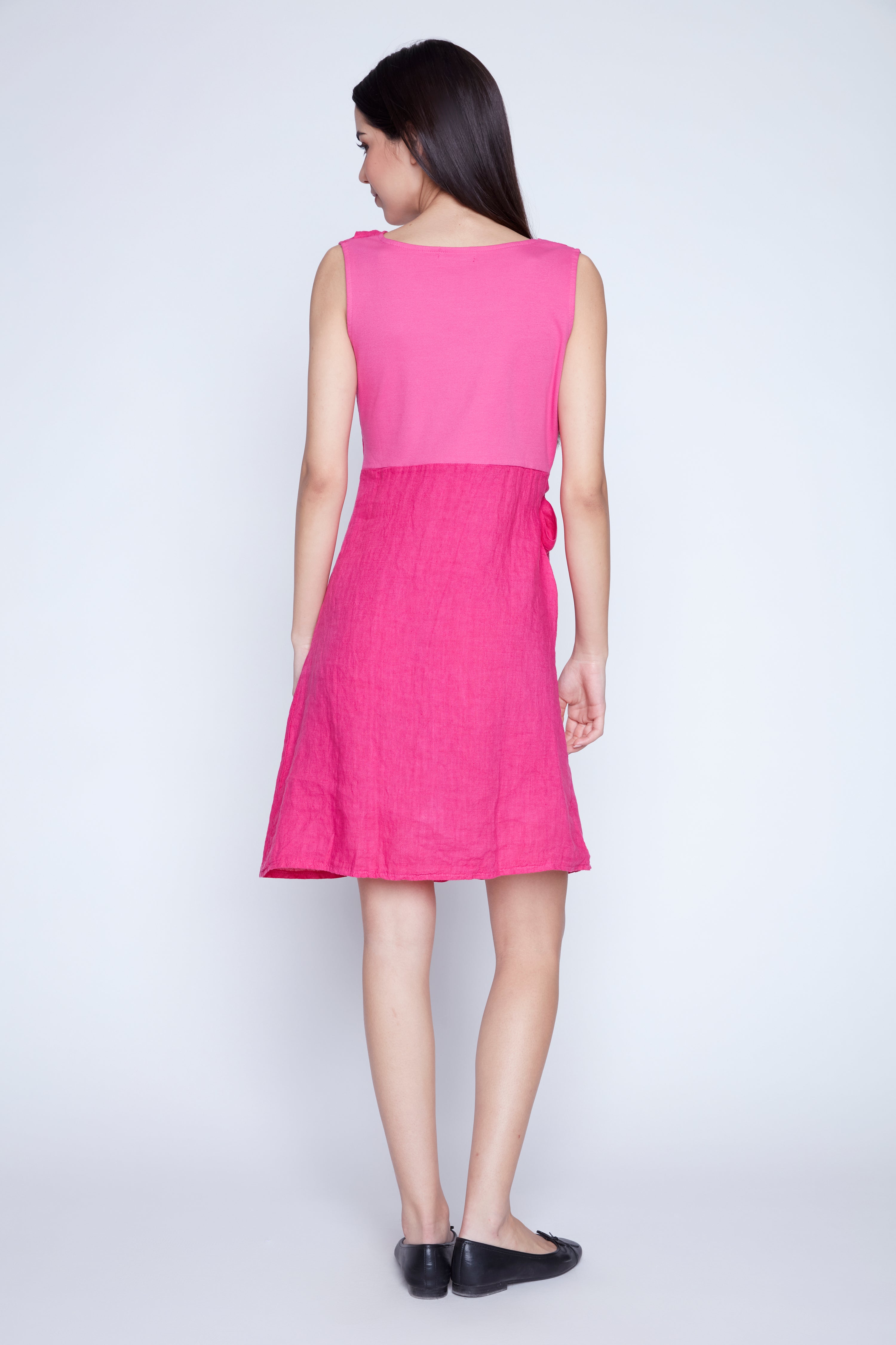 La robe en lin à imprimé floral et nœud latéral