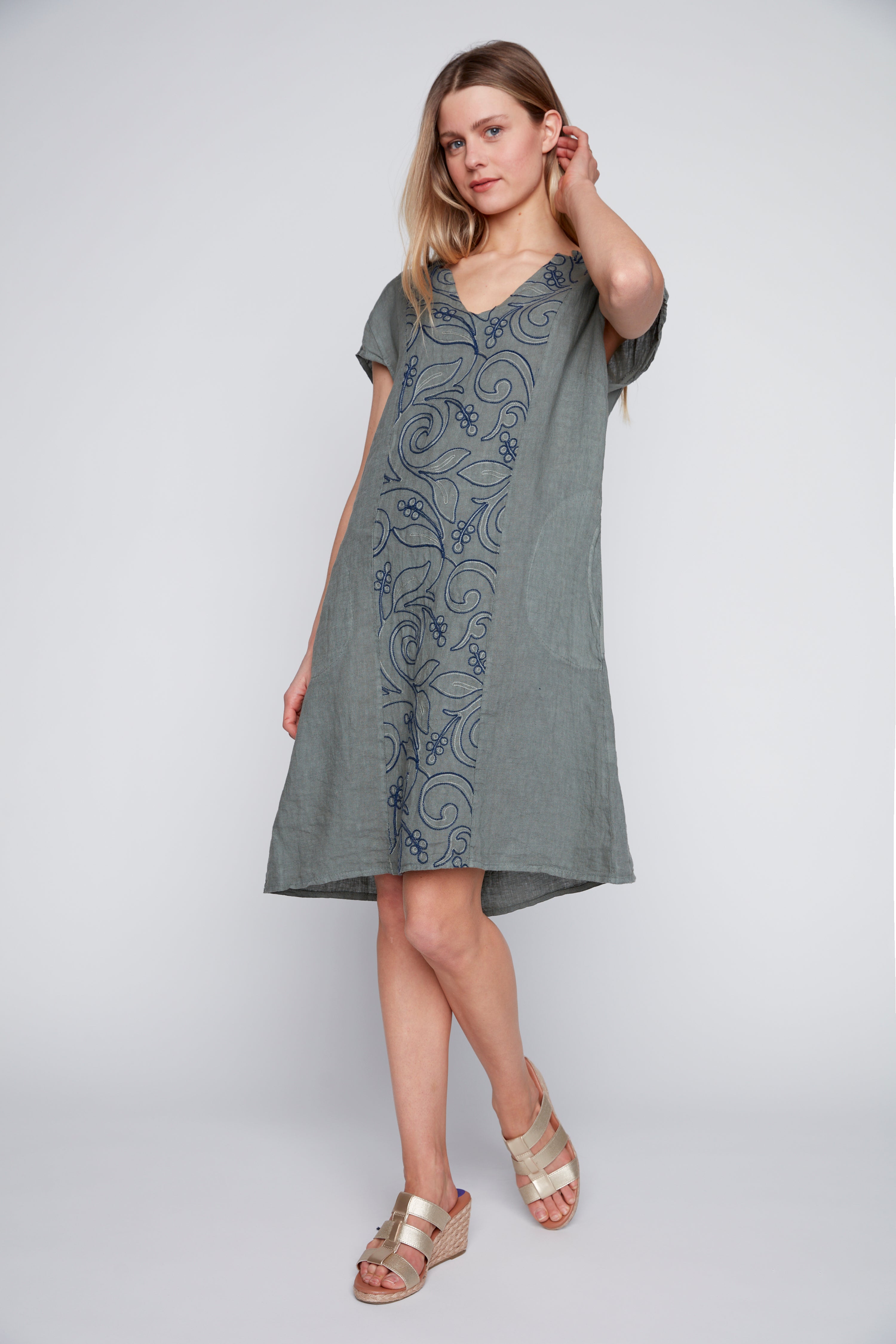 La robe en lin à broderies florales