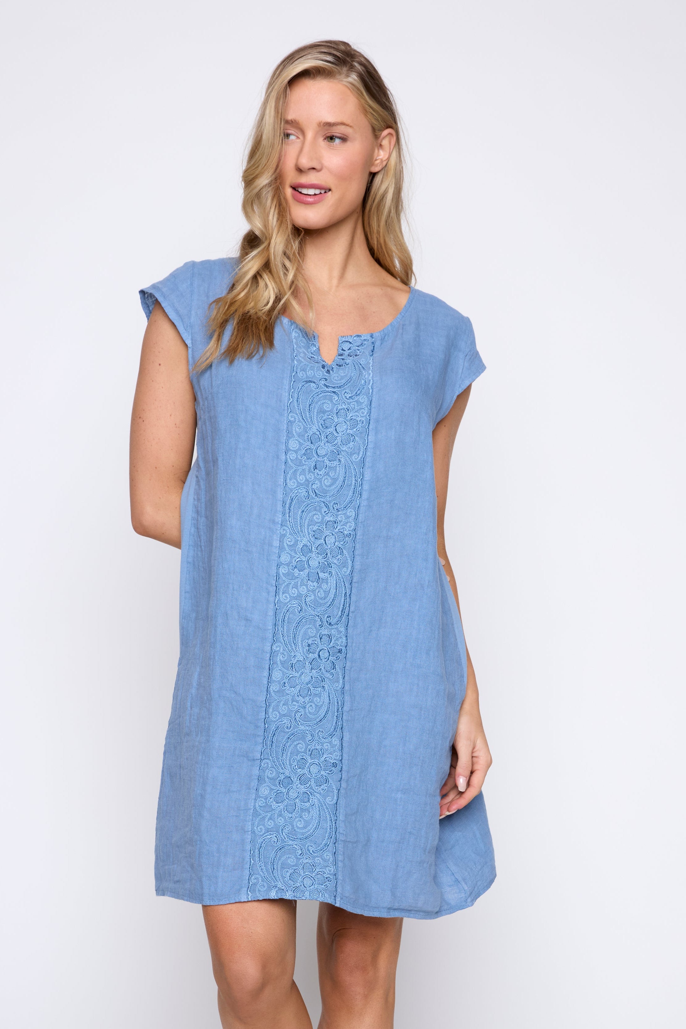 la robe en lin brodée
