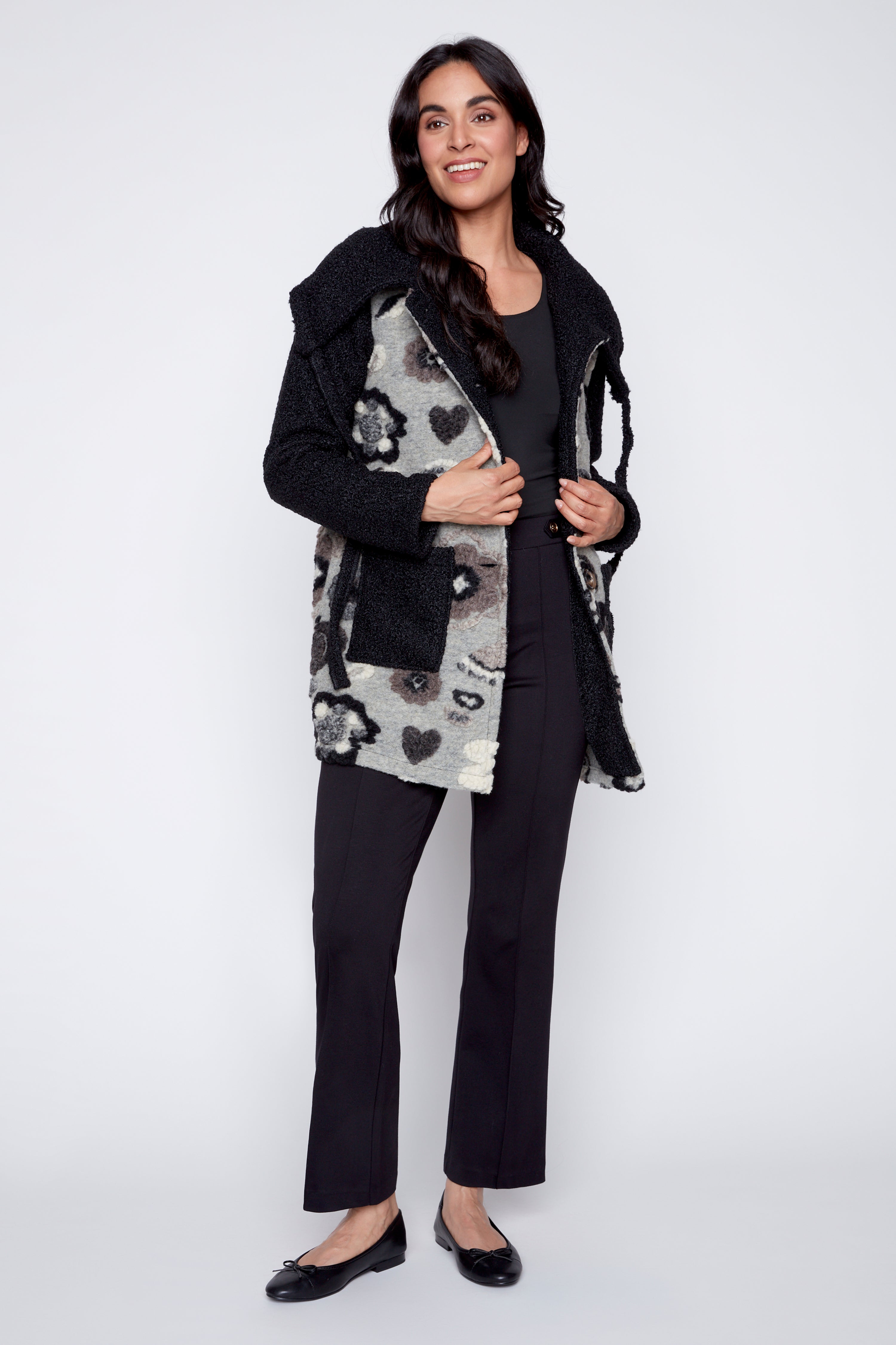 La veste bouclée à broderies florales