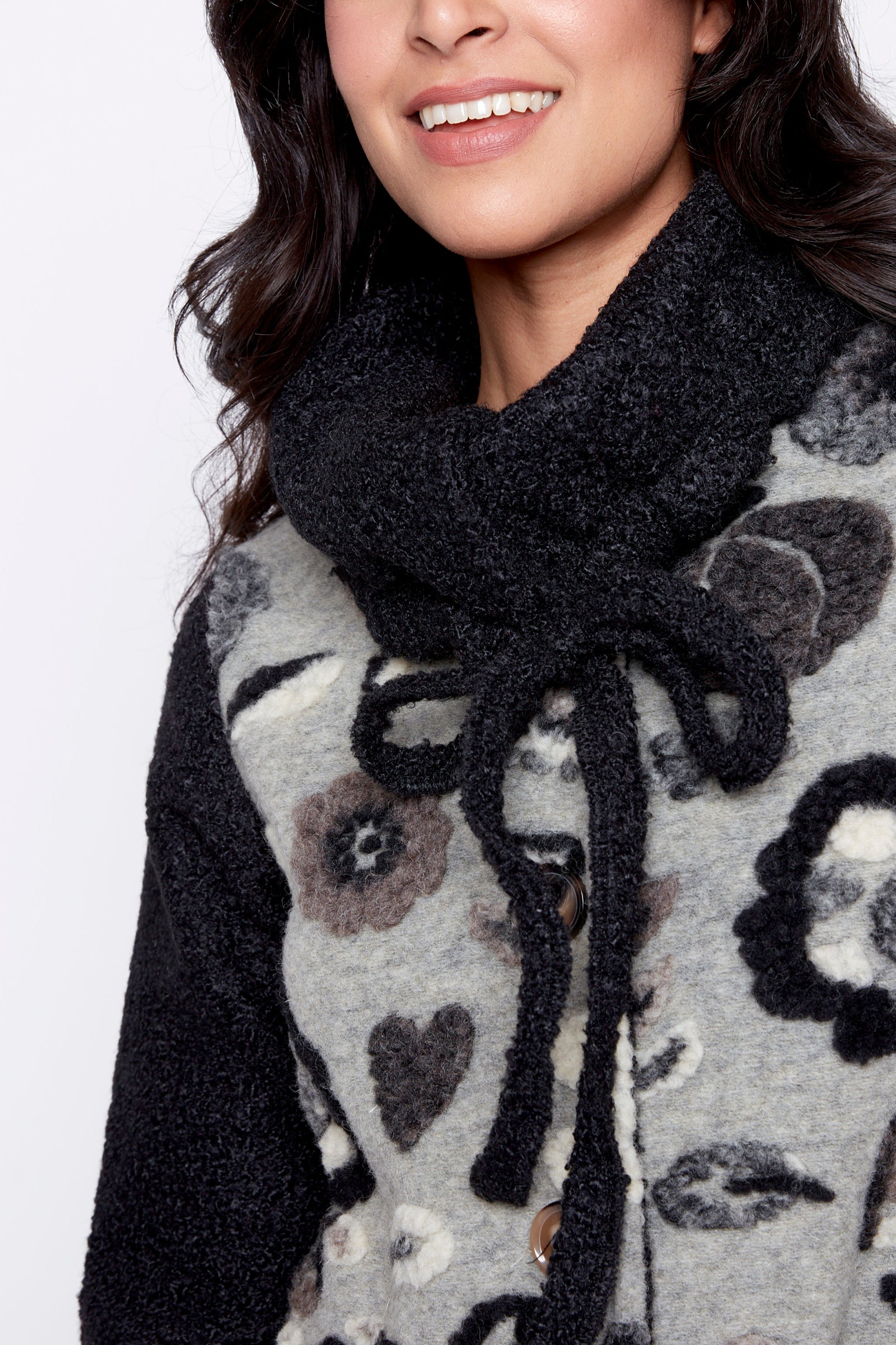 La veste bouclée à broderies florales