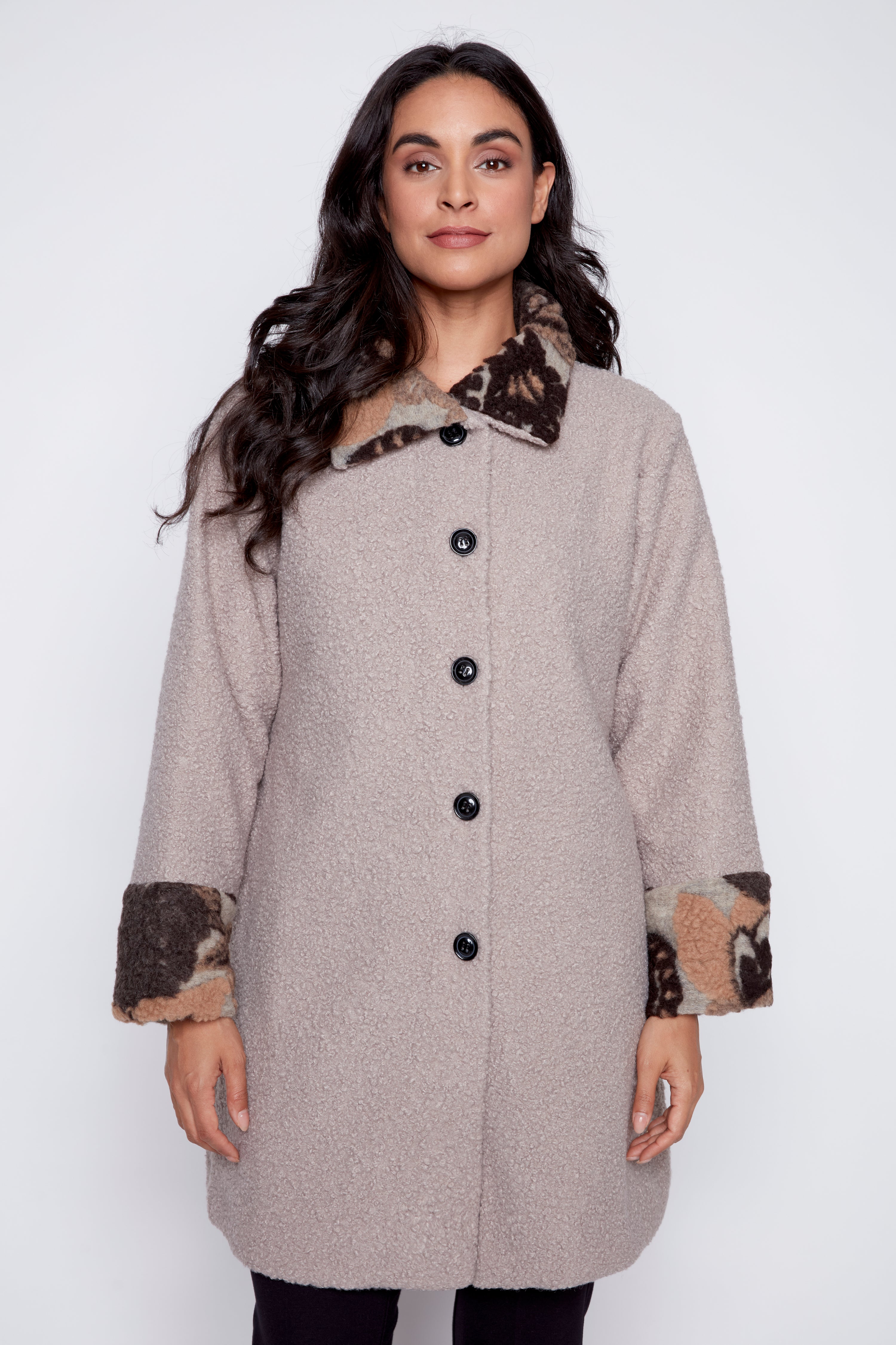 Le manteau bouclé à bordure florale