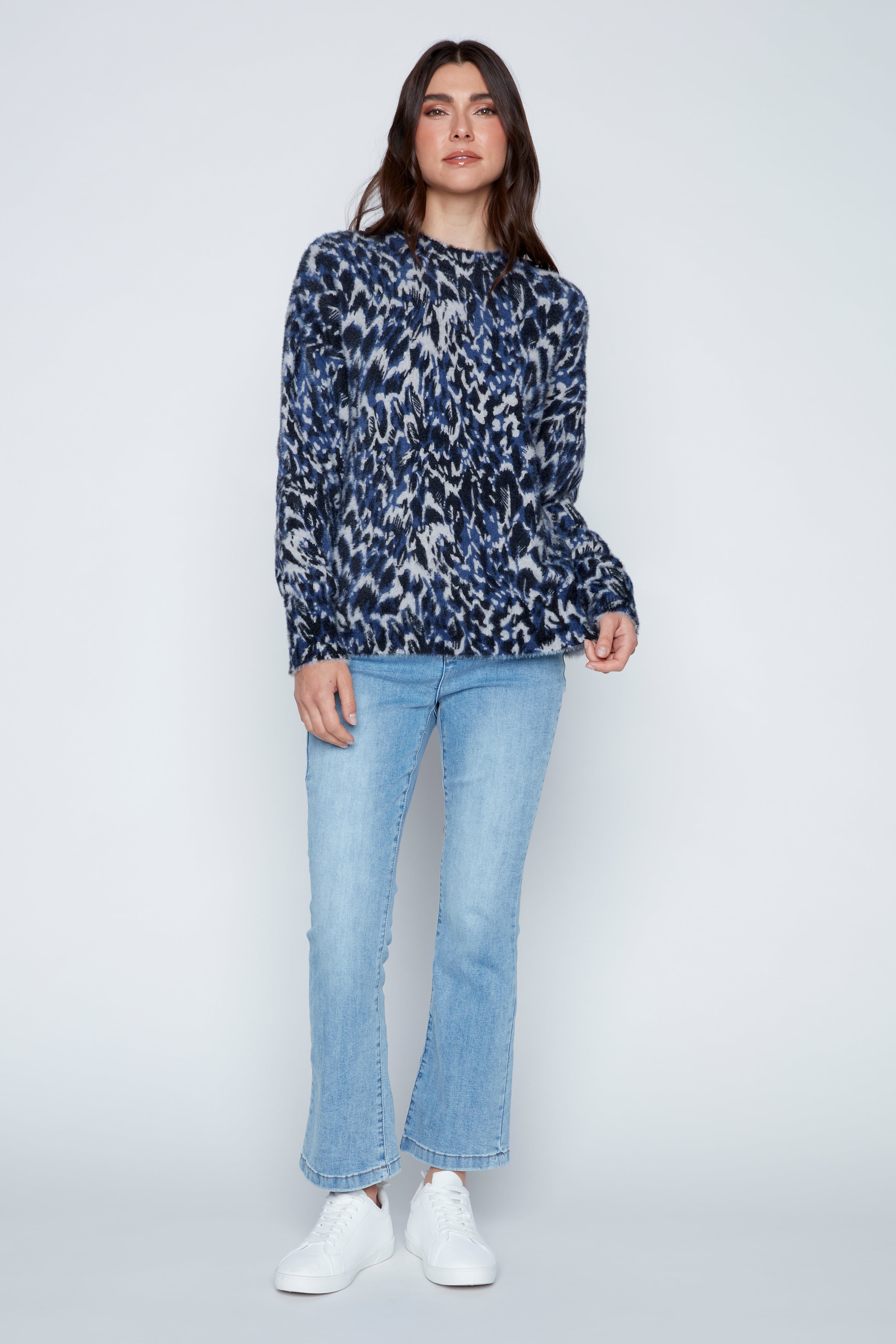 Le pull à col montant imprimé cils