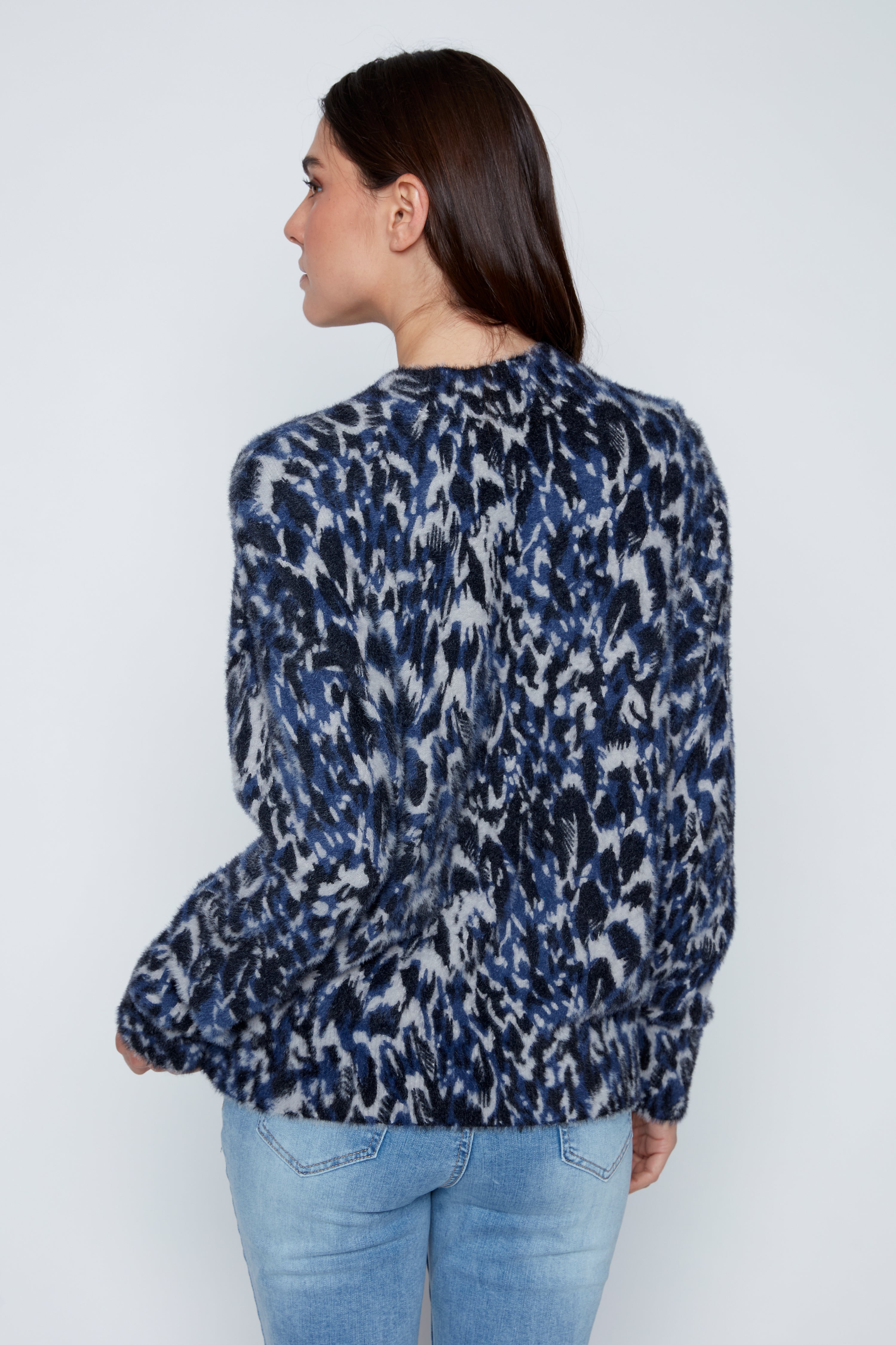 Le pull à col montant imprimé cils