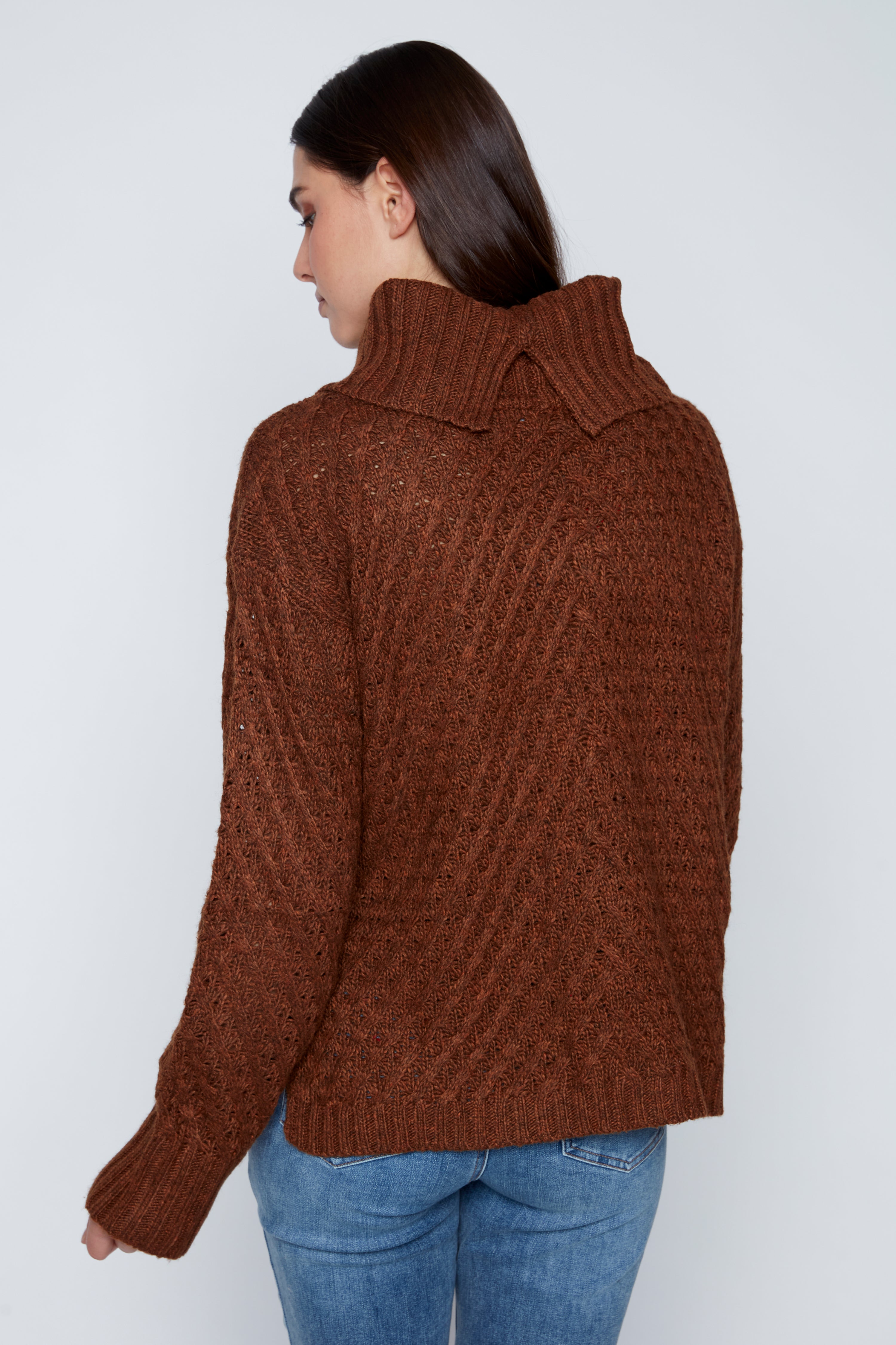 Le pull côtelé à torsades diagonales