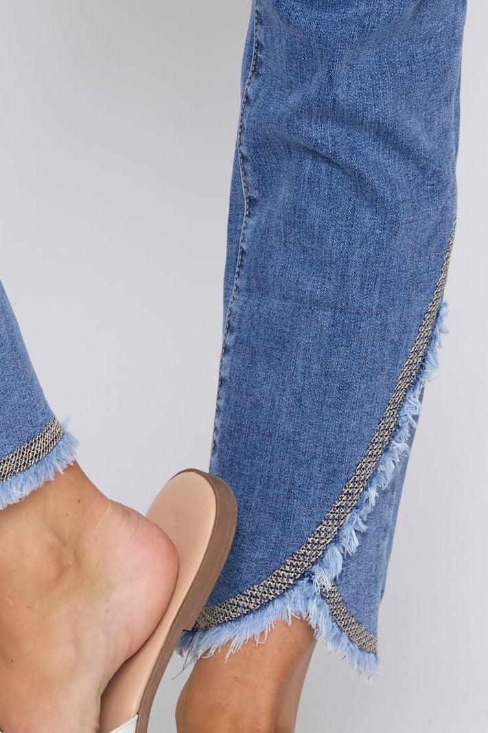Le jean à jambe étroite à ourlet tulipe