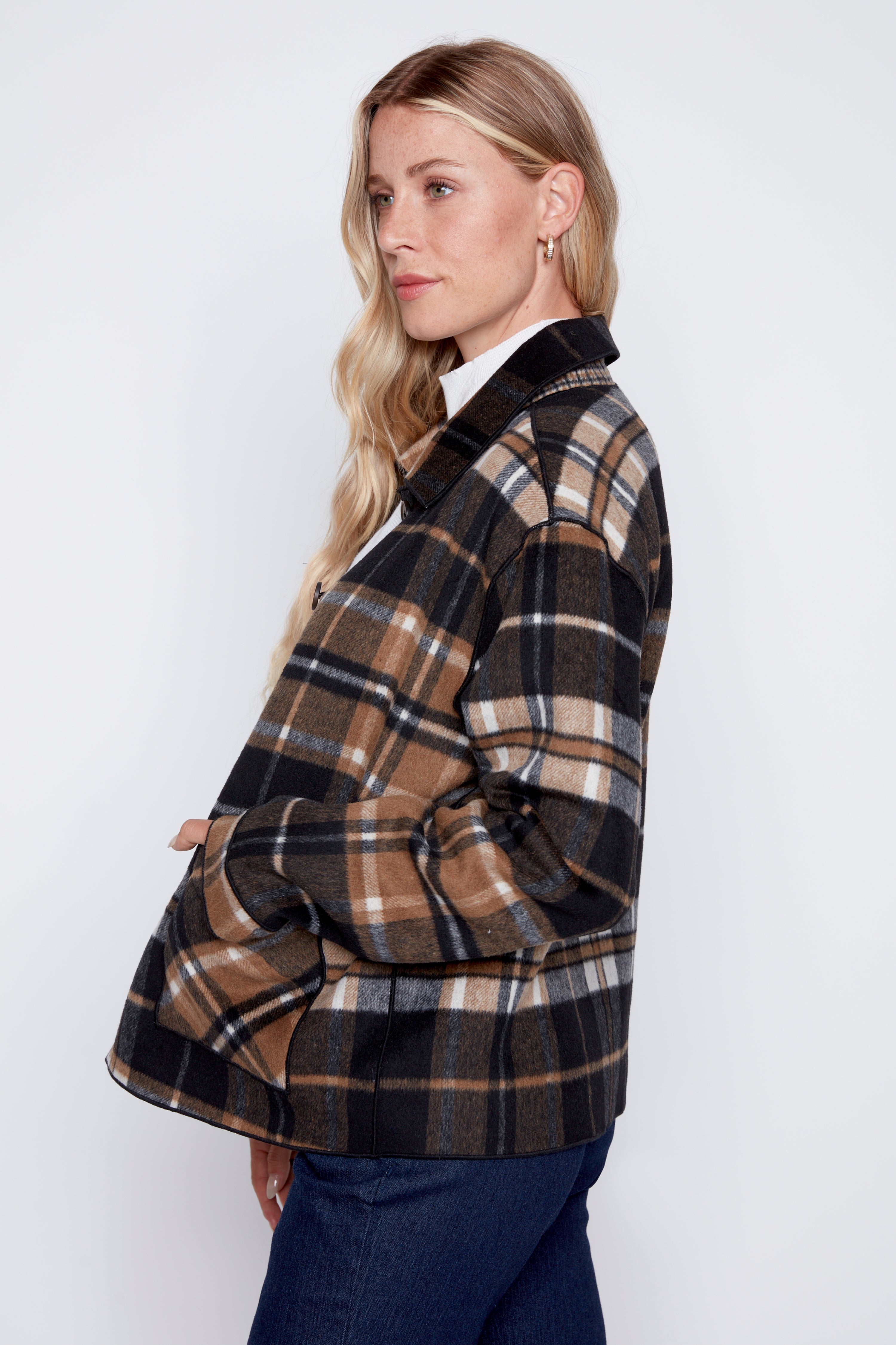 La veste réversible en laine mélangée à carreaux