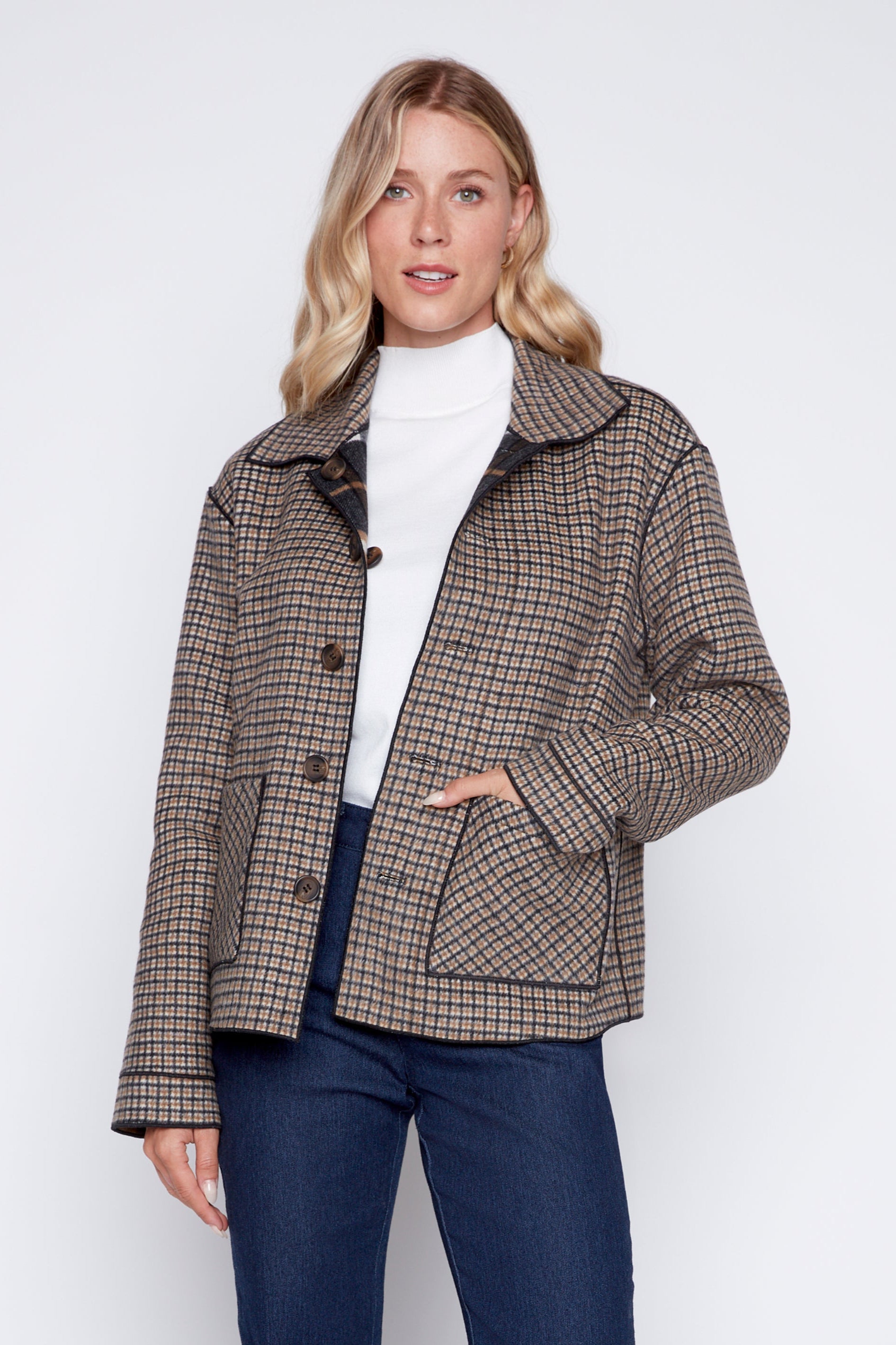 La veste réversible en laine mélangée à carreaux