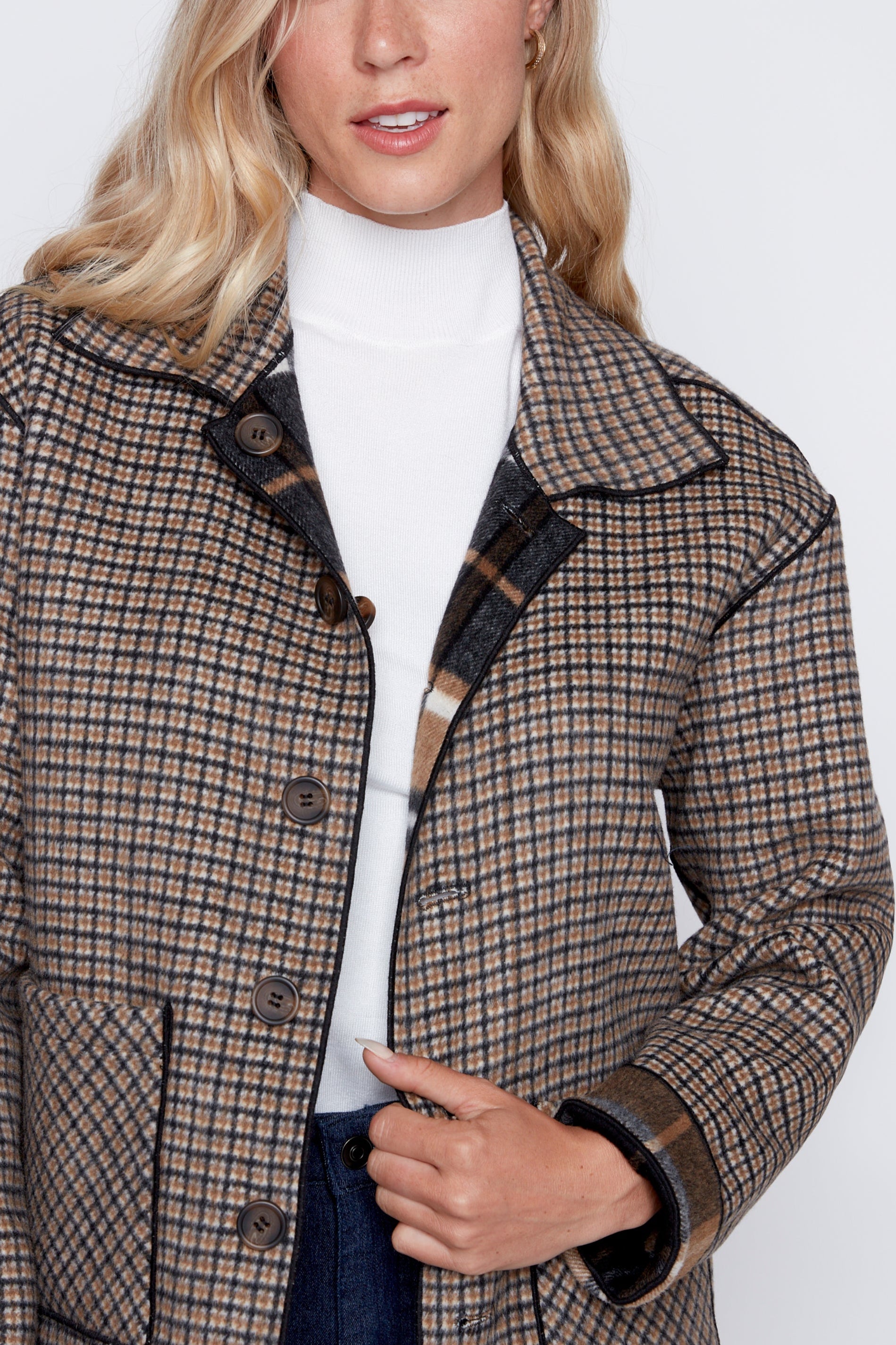 La veste réversible en laine mélangée à carreaux