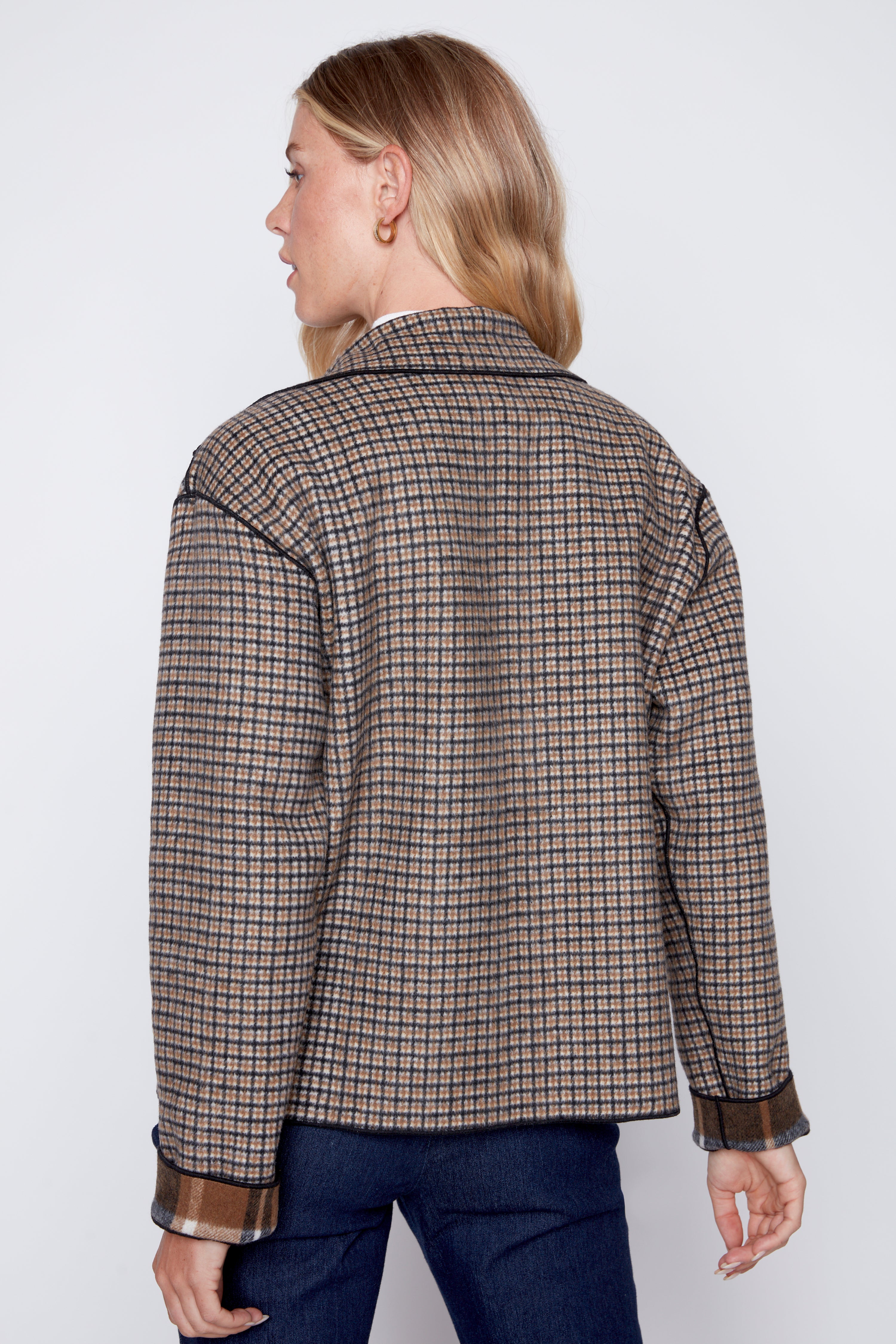 La veste réversible en laine mélangée à carreaux