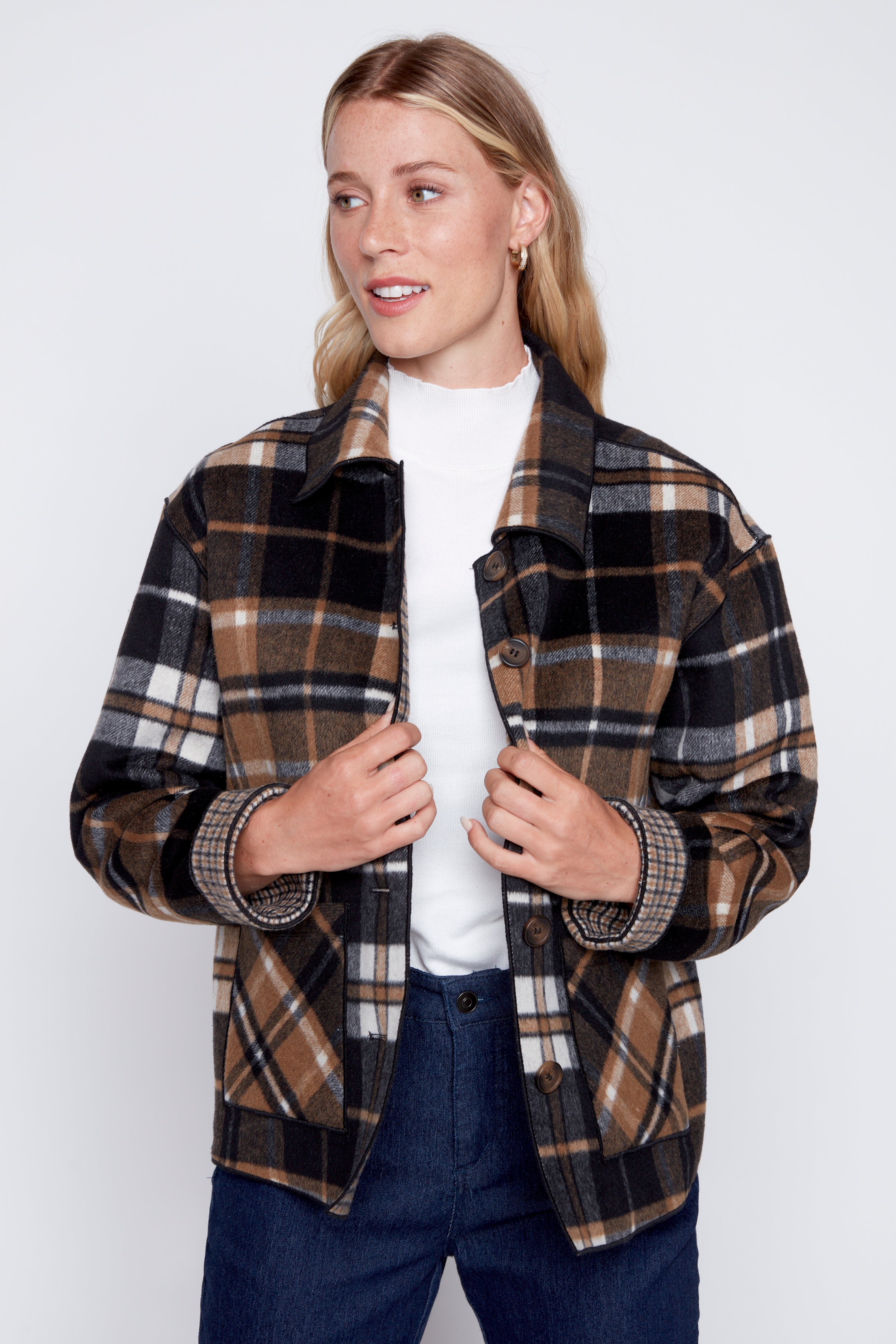 La veste réversible en laine mélangée à carreaux