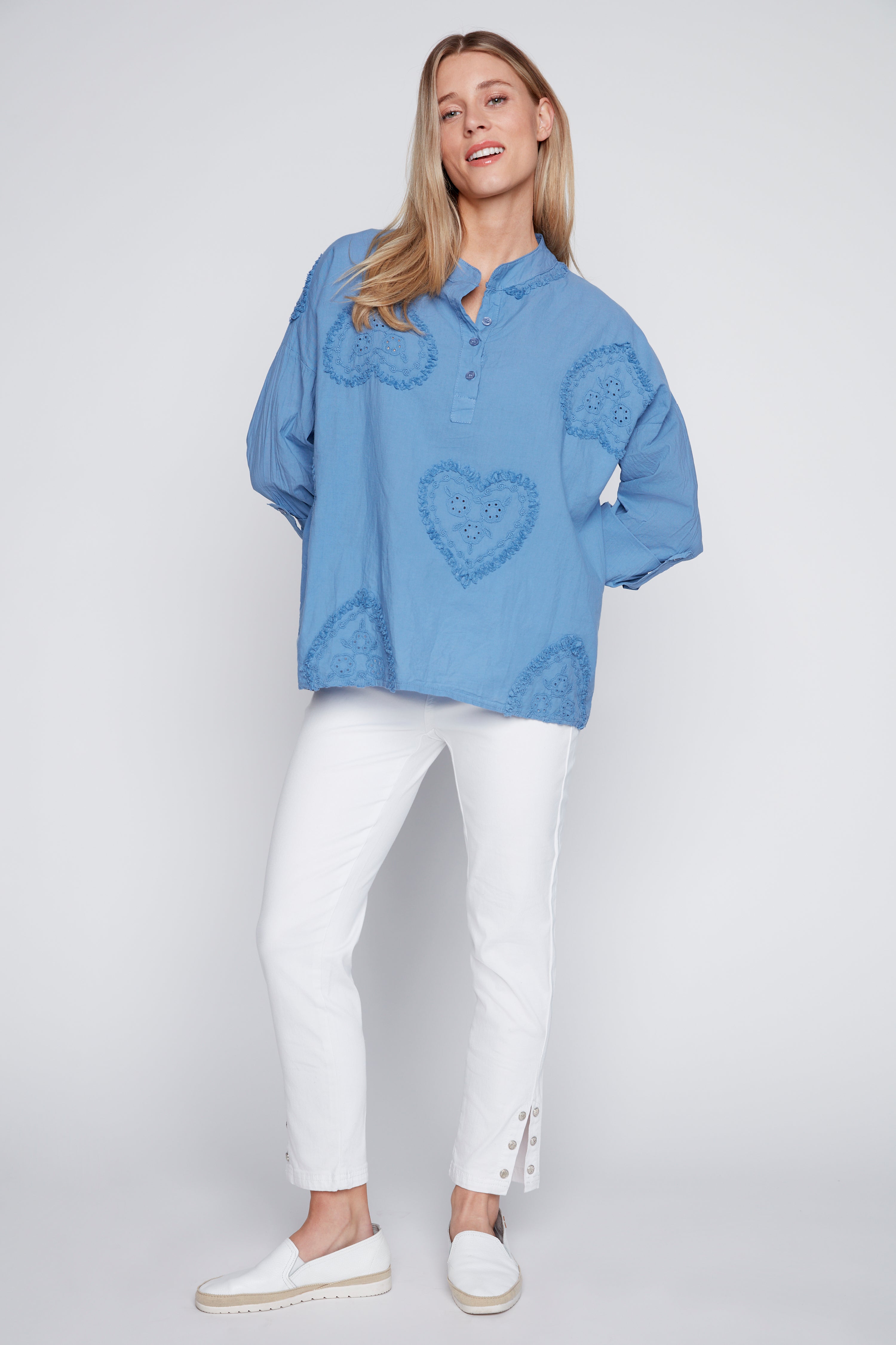 La blouse en coton avec broderie coeur