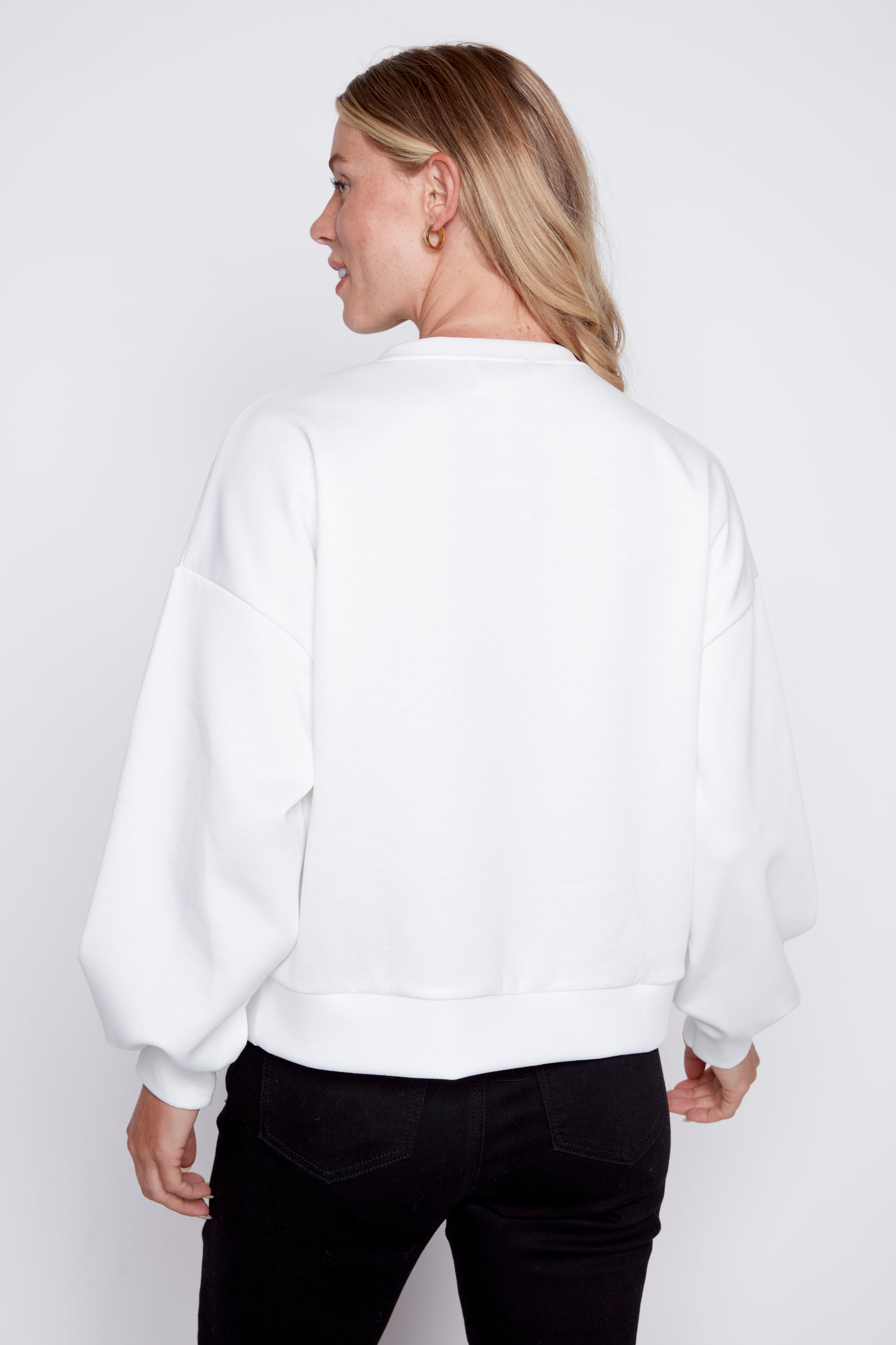 Le pull fleuri avec appliques diamantées
