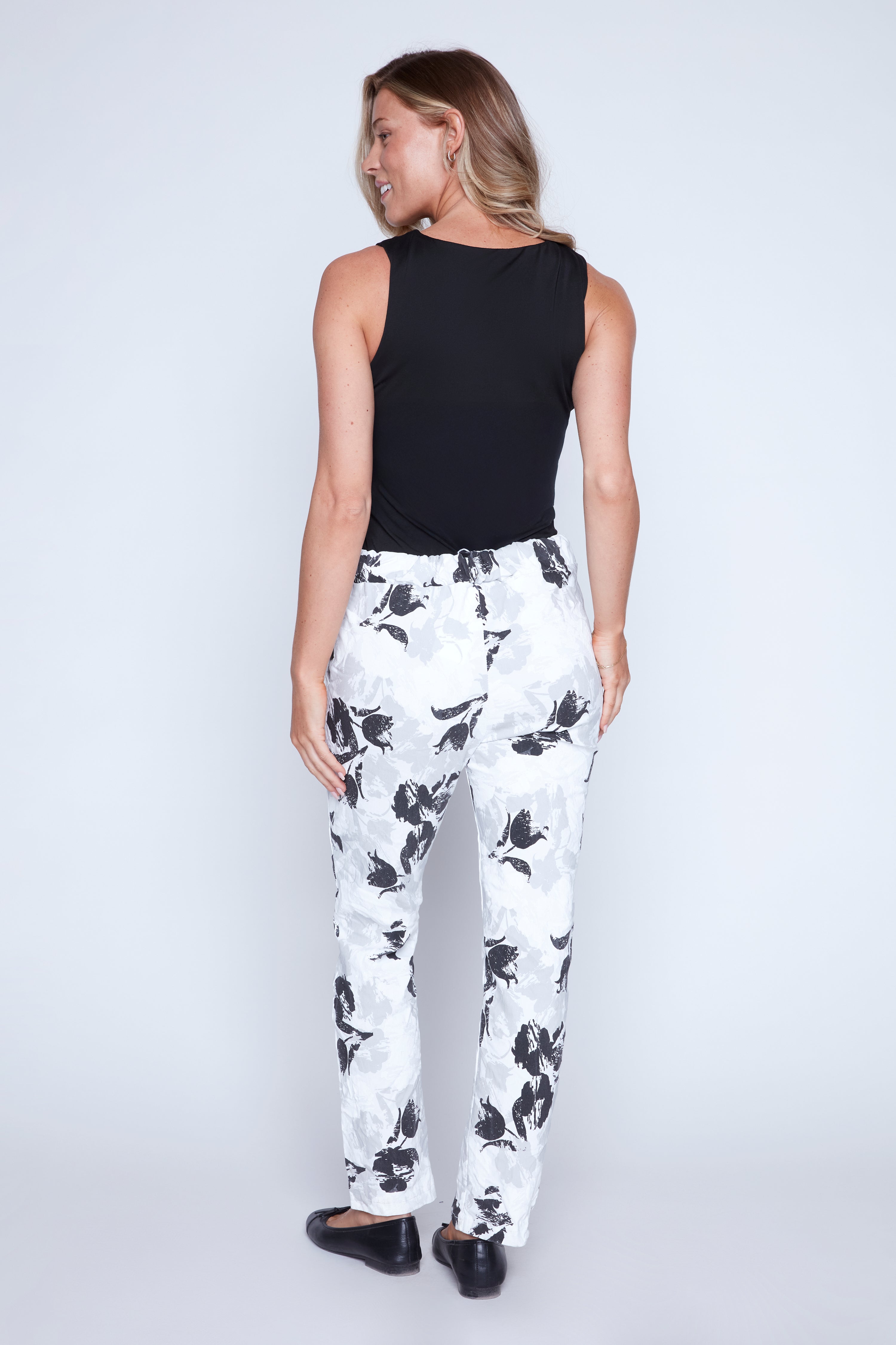 Le pantalon froissé à imprimé floral monochrome