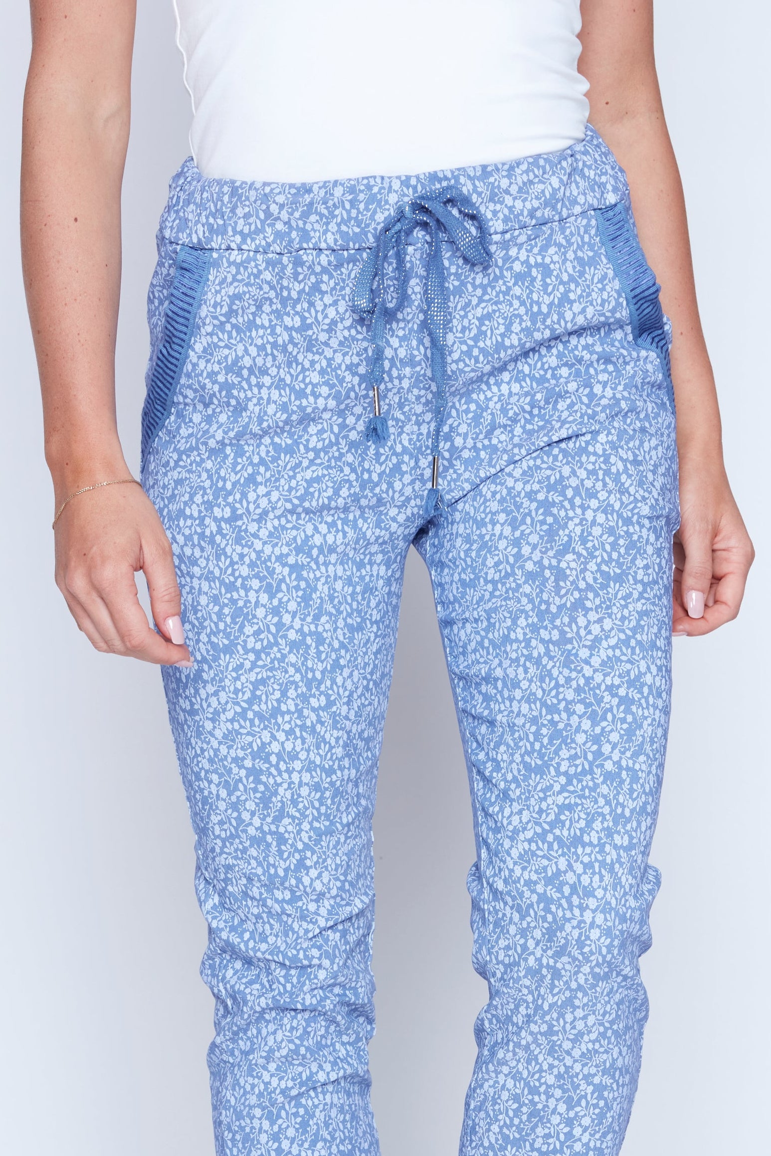 Le pantalon froissé à imprimé marguerites