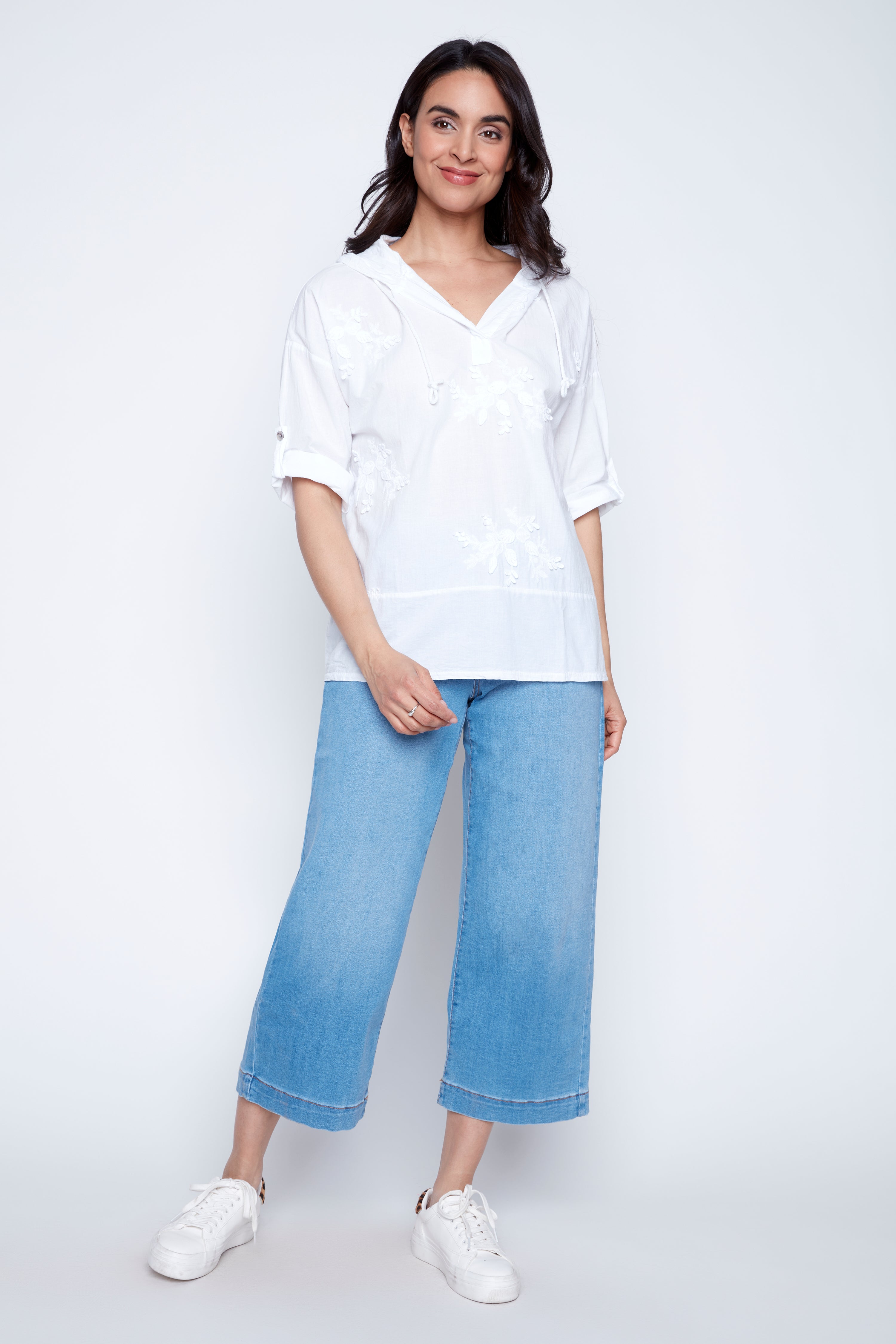 La blouse en coton brodé avec capuche