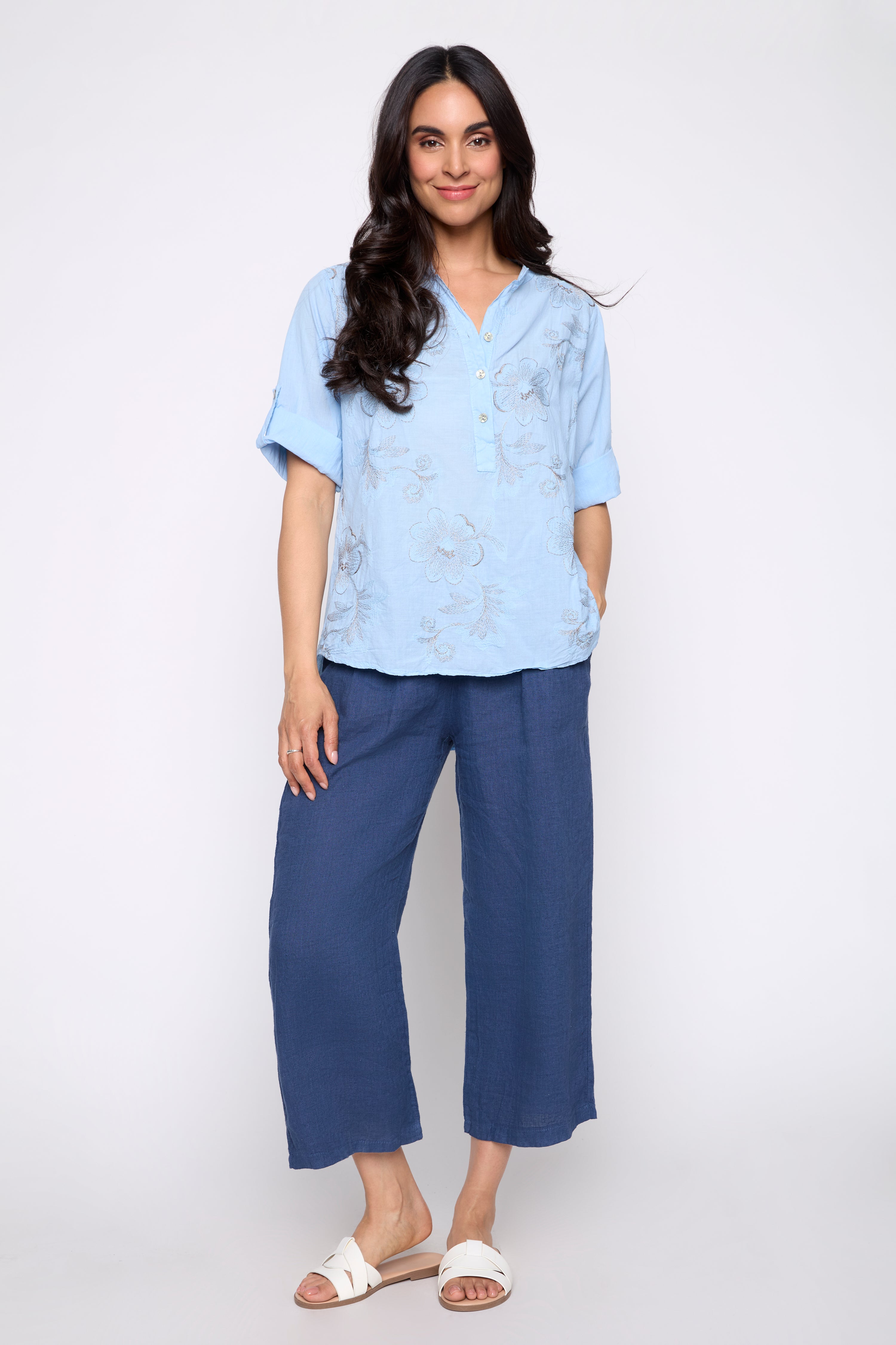 La blouse à col Henley en coton brodé floral