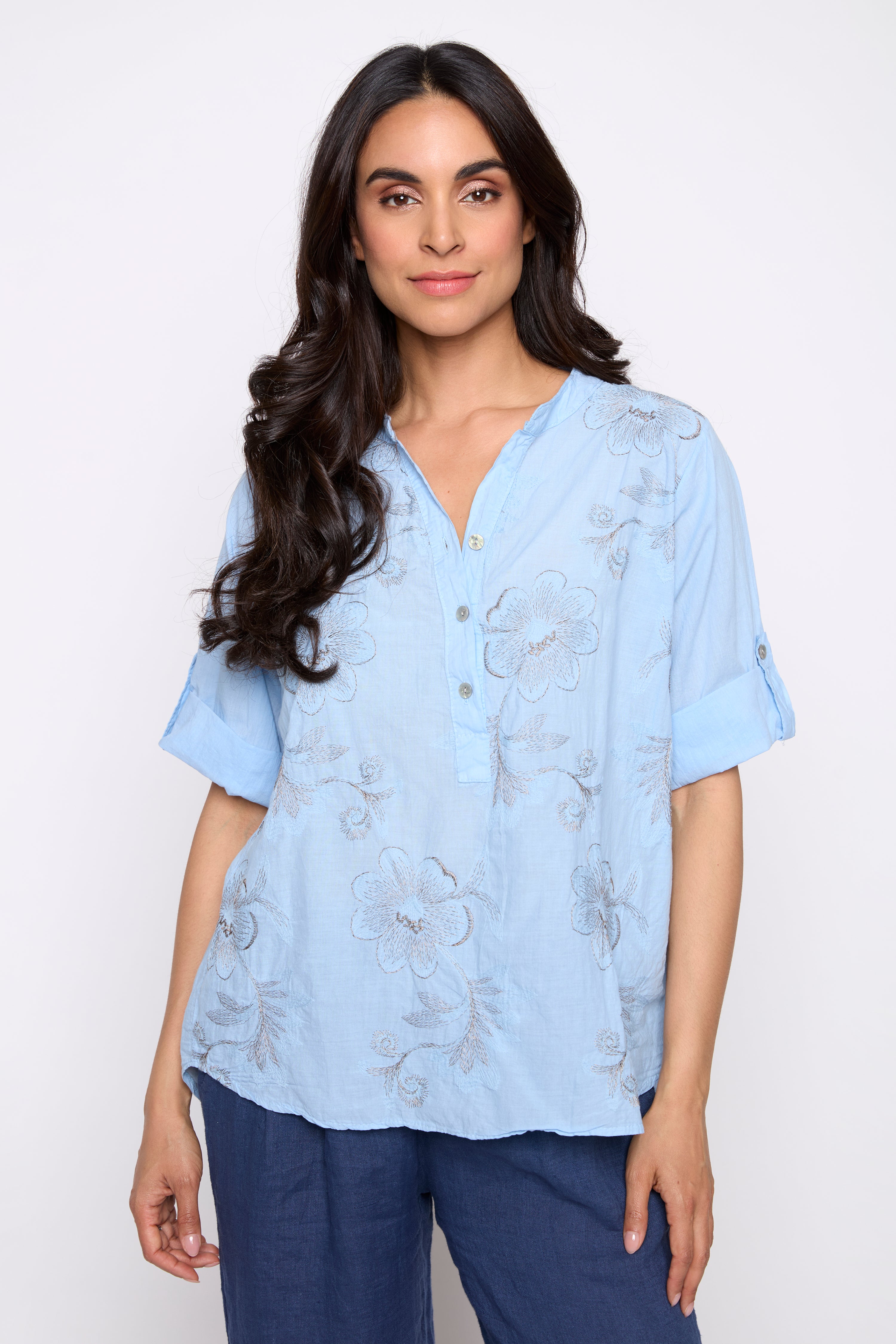 La blouse à col Henley en coton brodé floral