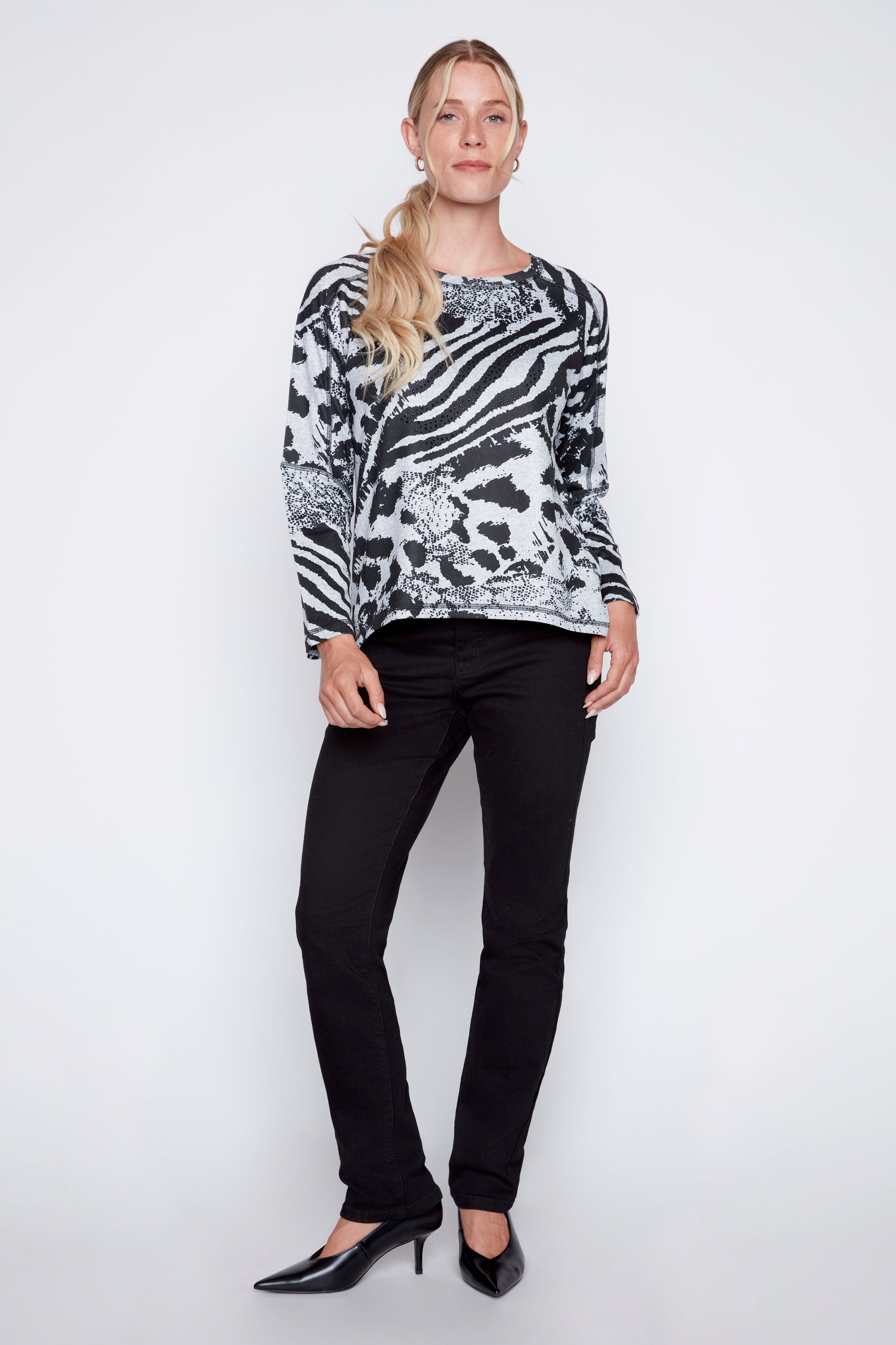 Le haut à imprimé animalier avec ourlet asymétrique