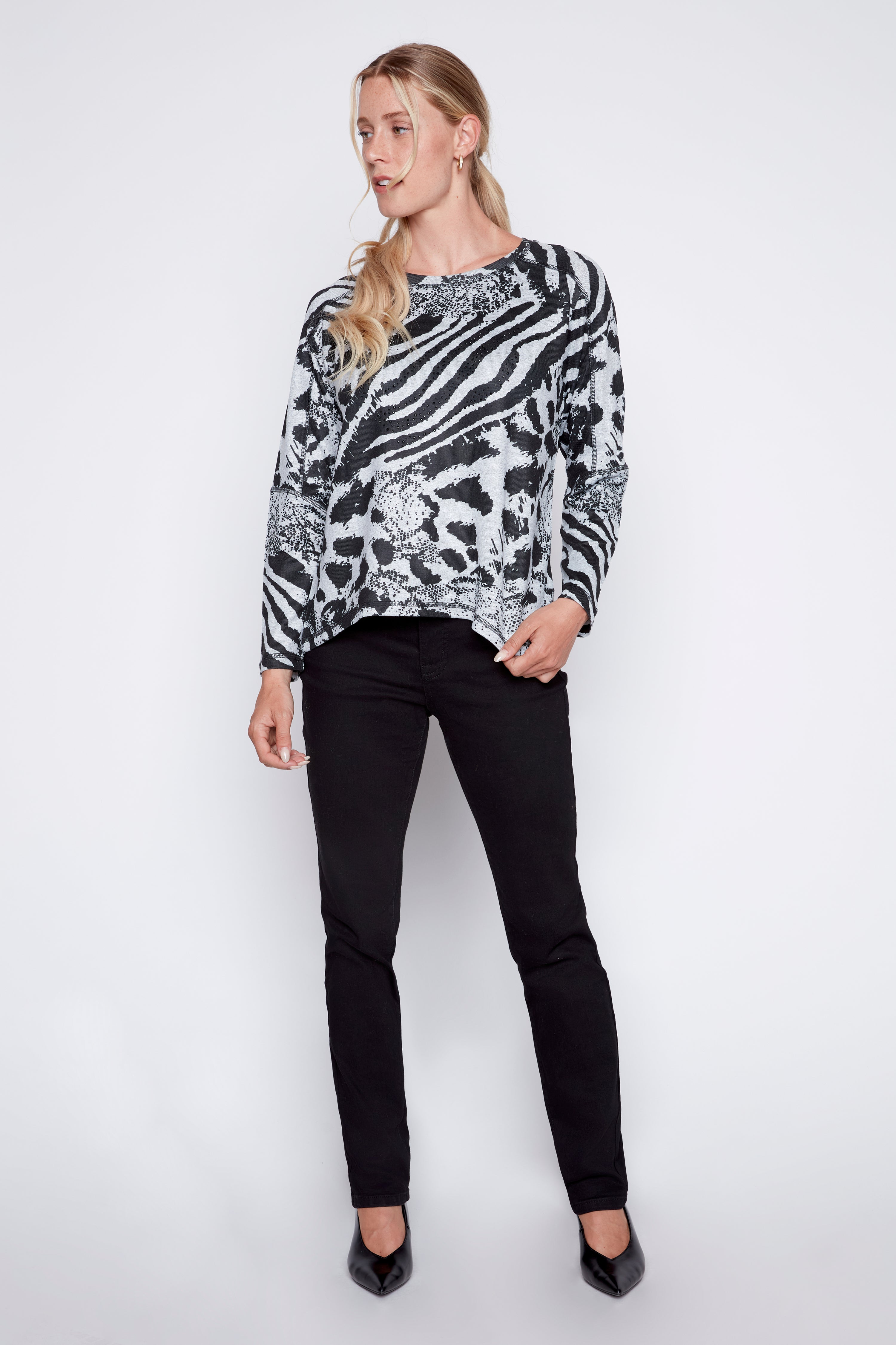 Le haut à imprimé animalier avec ourlet asymétrique