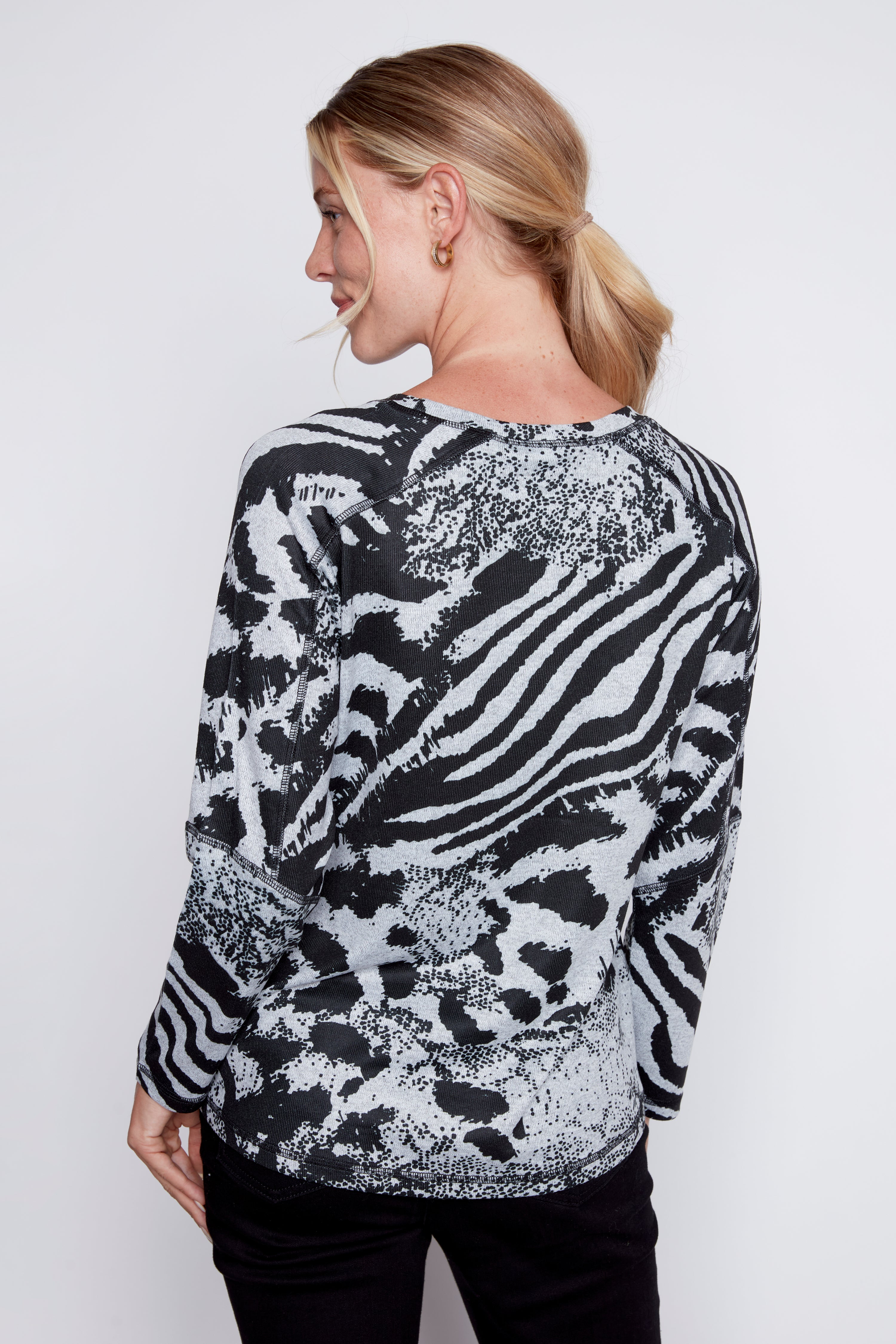 Le haut à imprimé animalier avec ourlet asymétrique