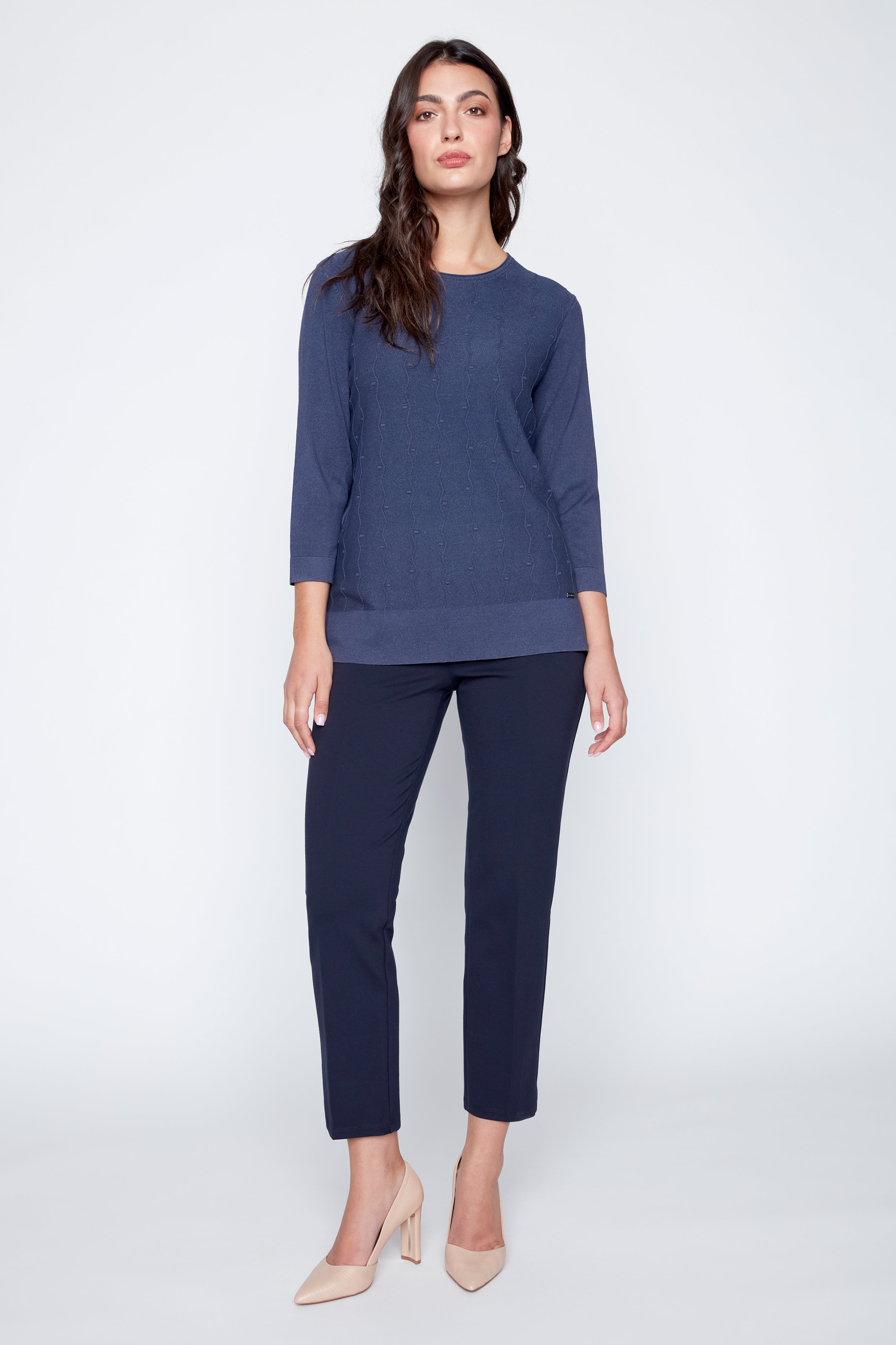 Le pull uni avec détails surpiqués sur le devant