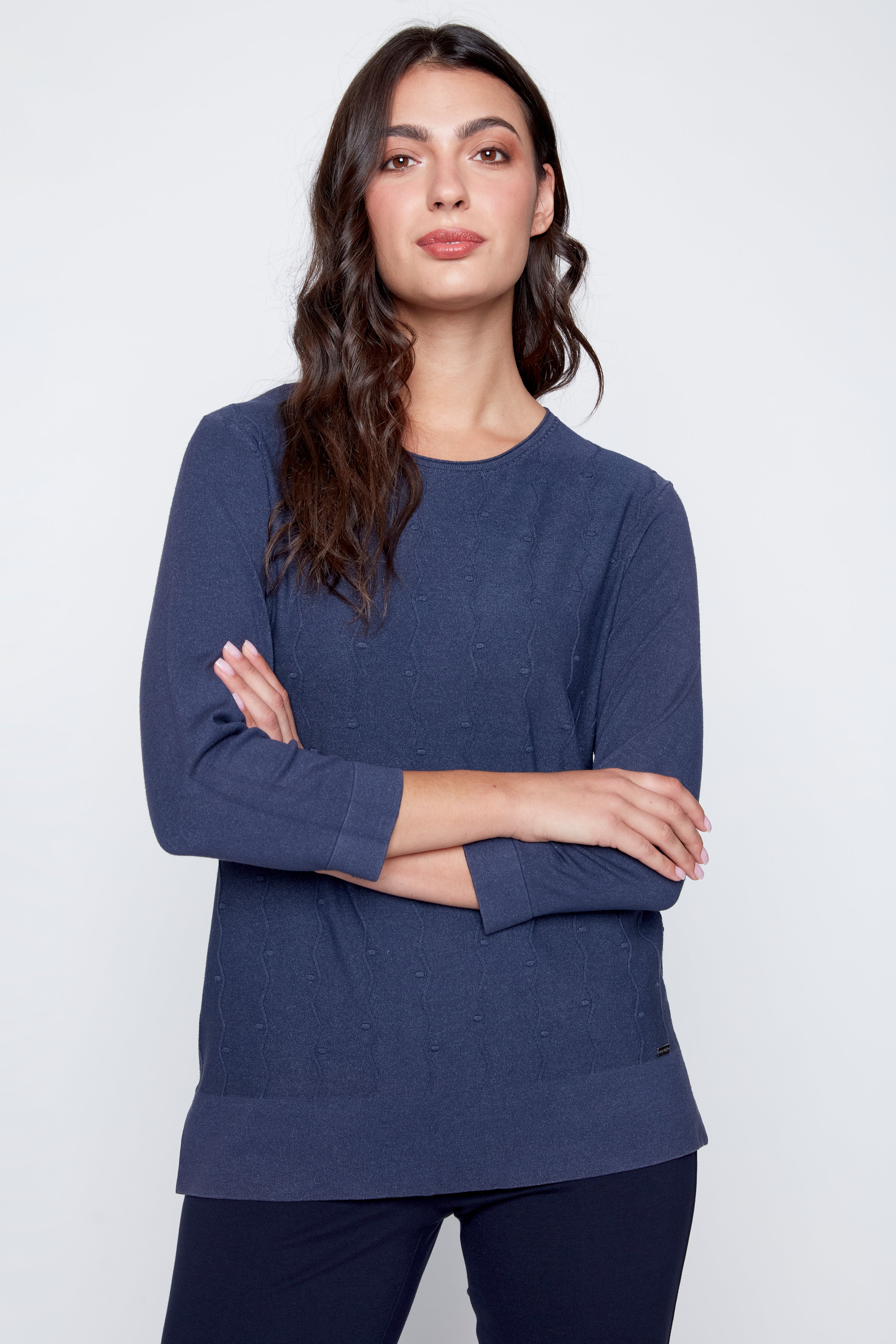 Le pull uni avec détails surpiqués sur le devant