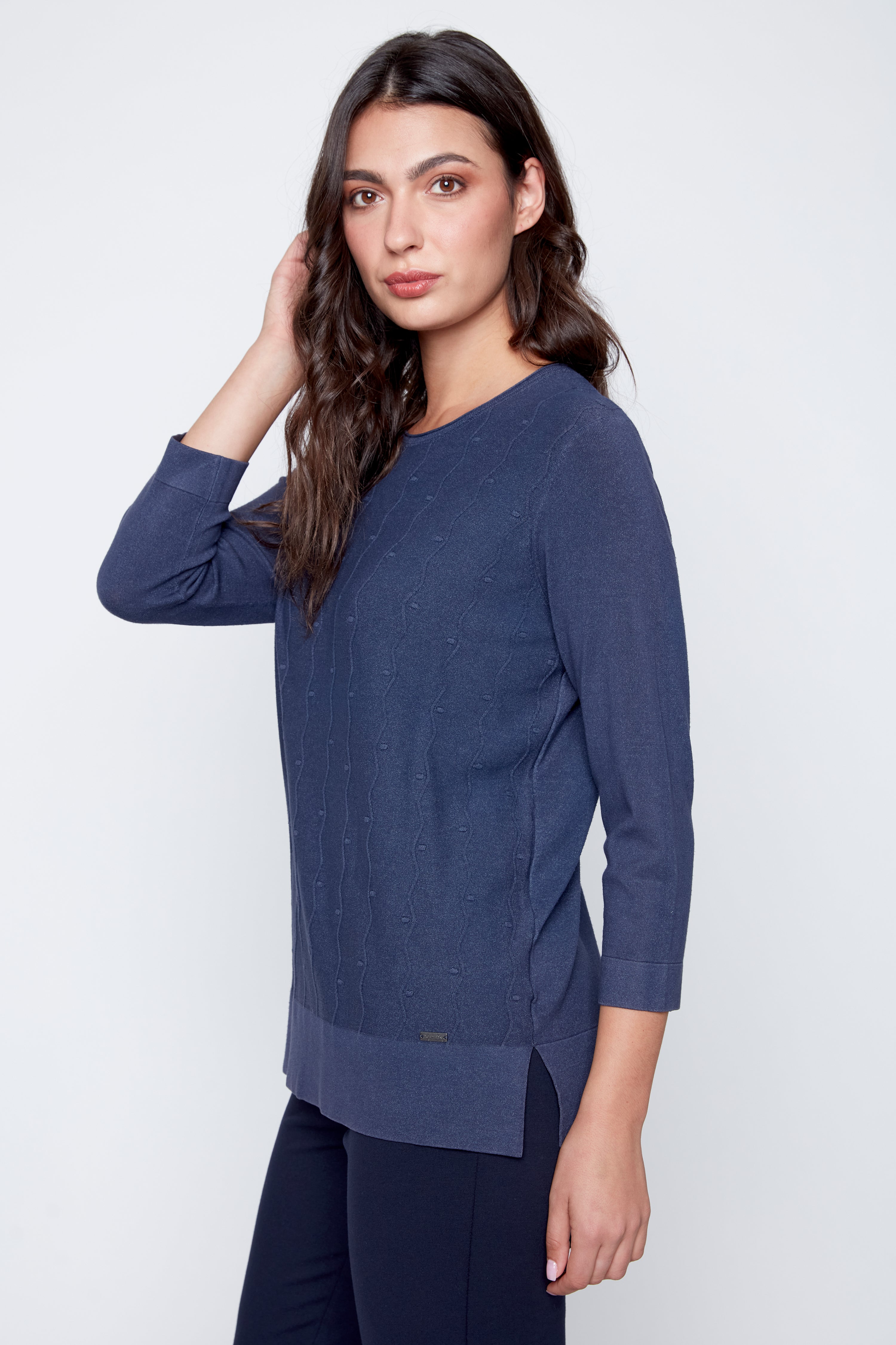 Le pull uni avec détails surpiqués sur le devant