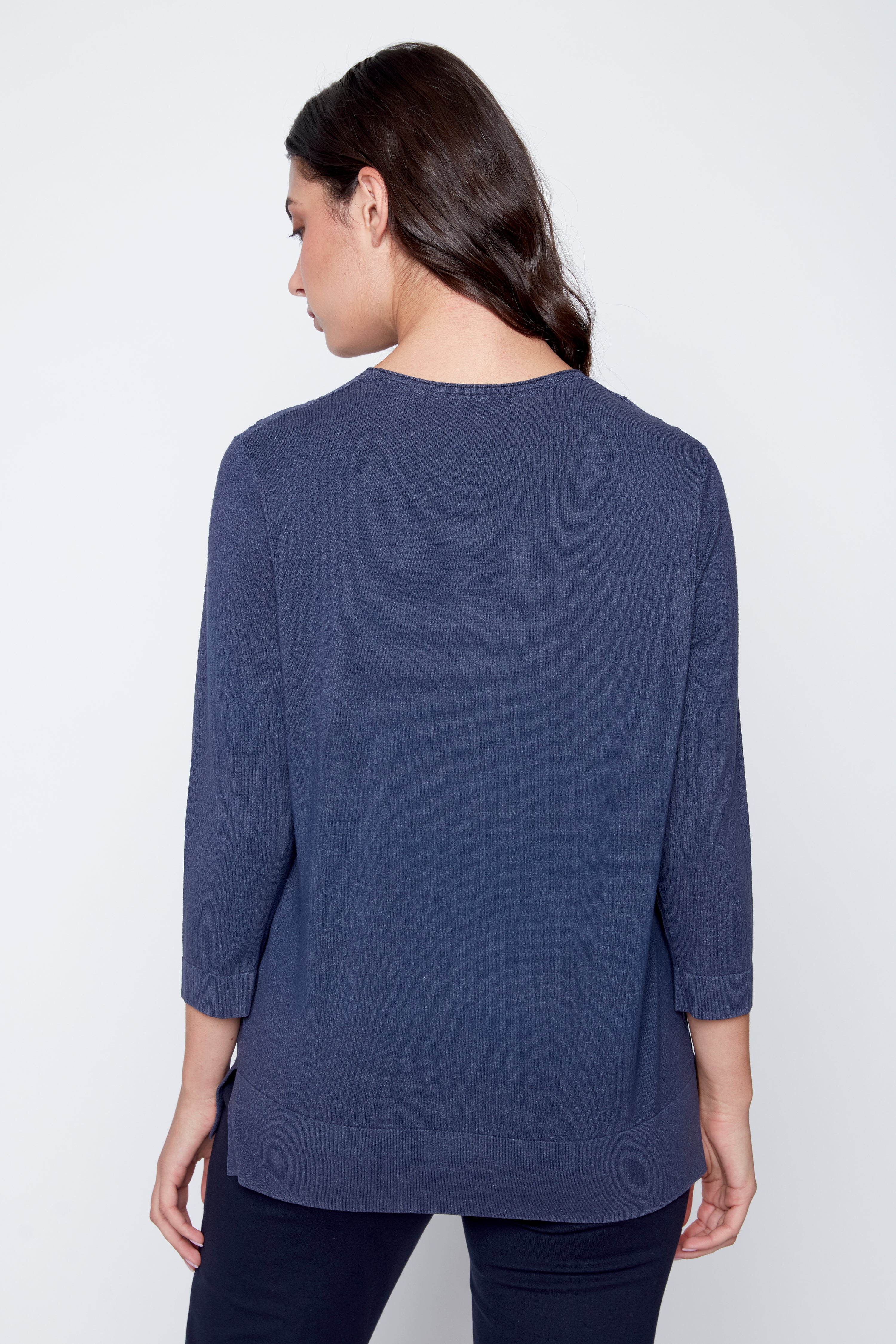 Le pull uni avec détails surpiqués sur le devant