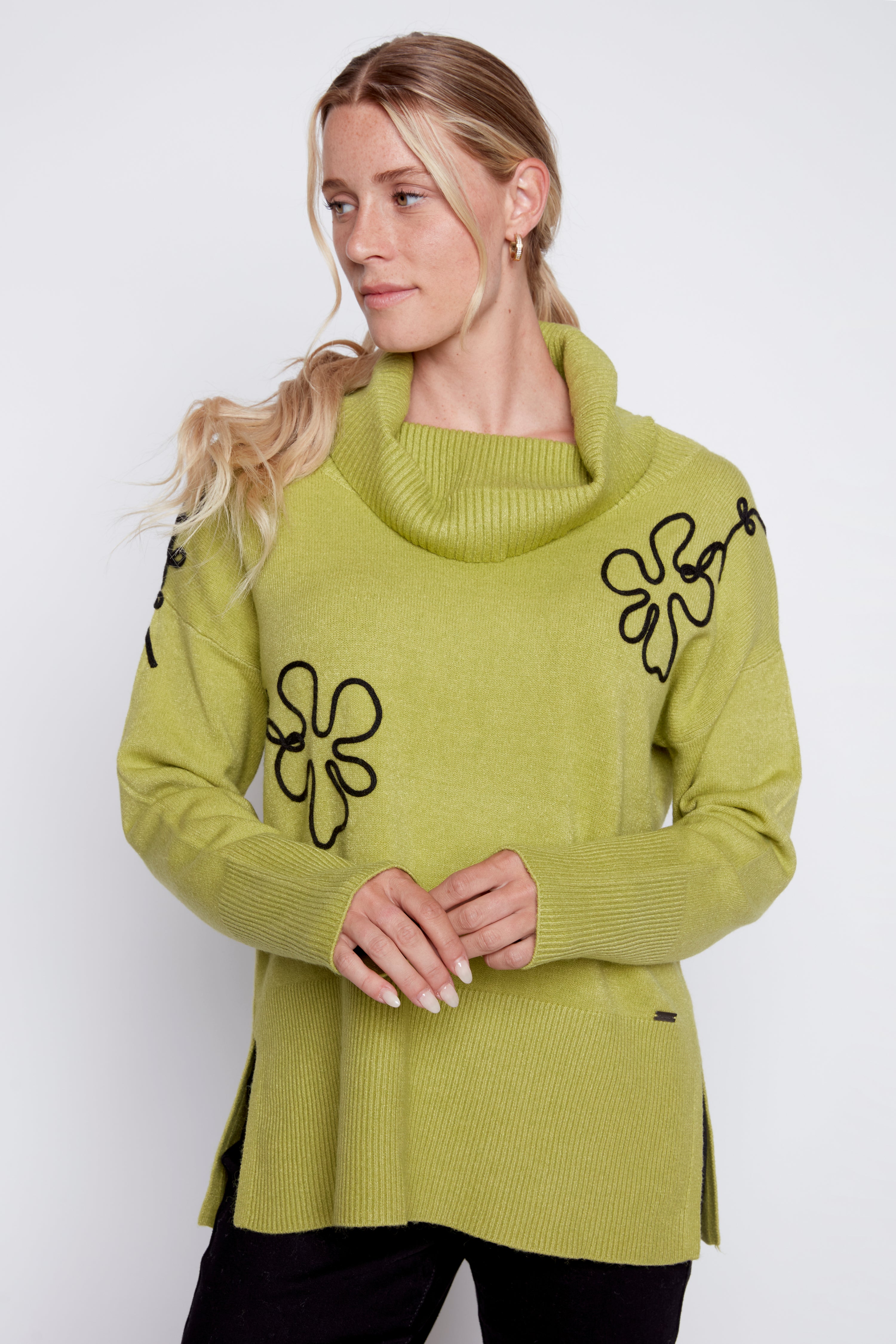 Le pull à col bénitier et fleurs en soutache