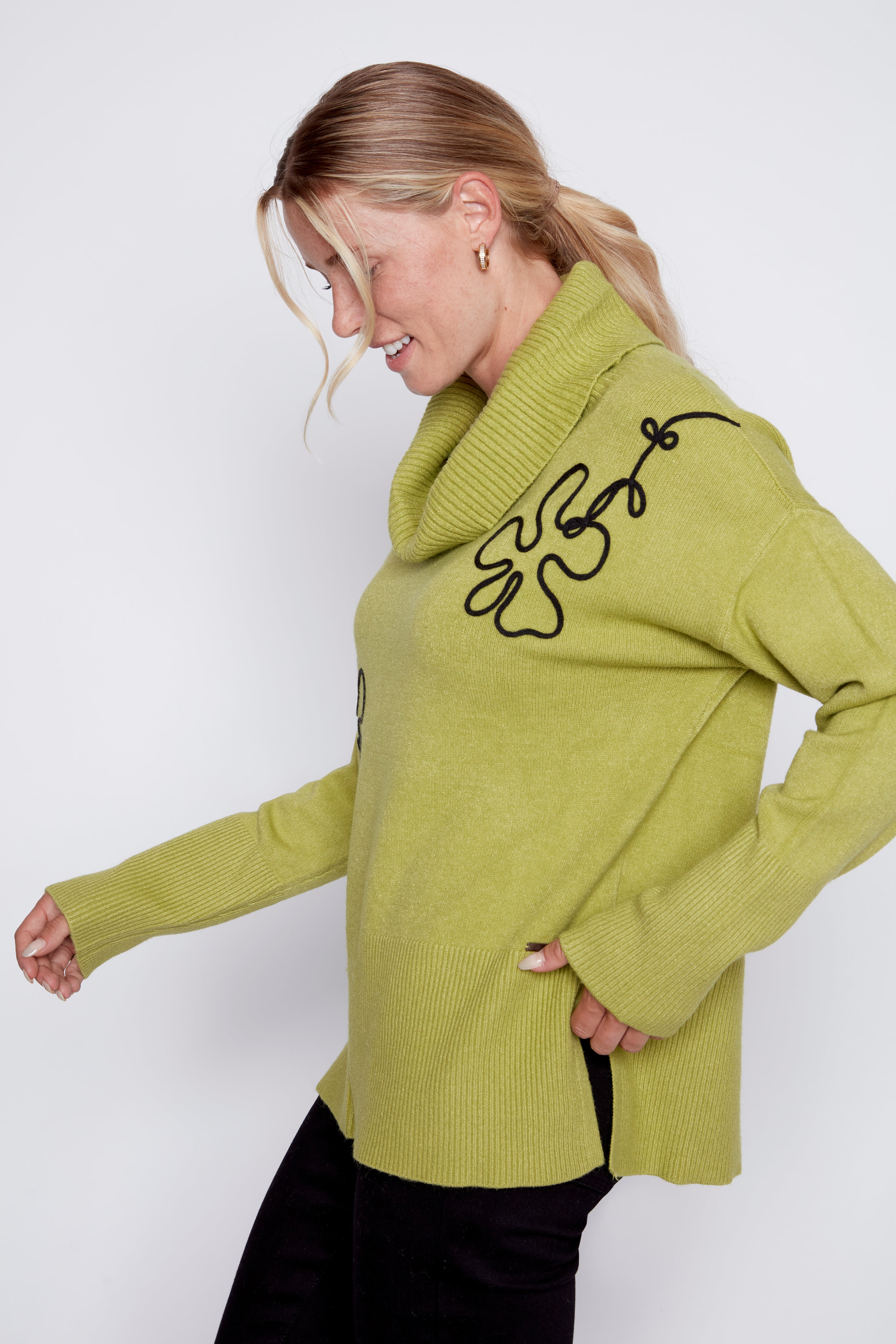 Le pull à col bénitier et fleurs en soutache